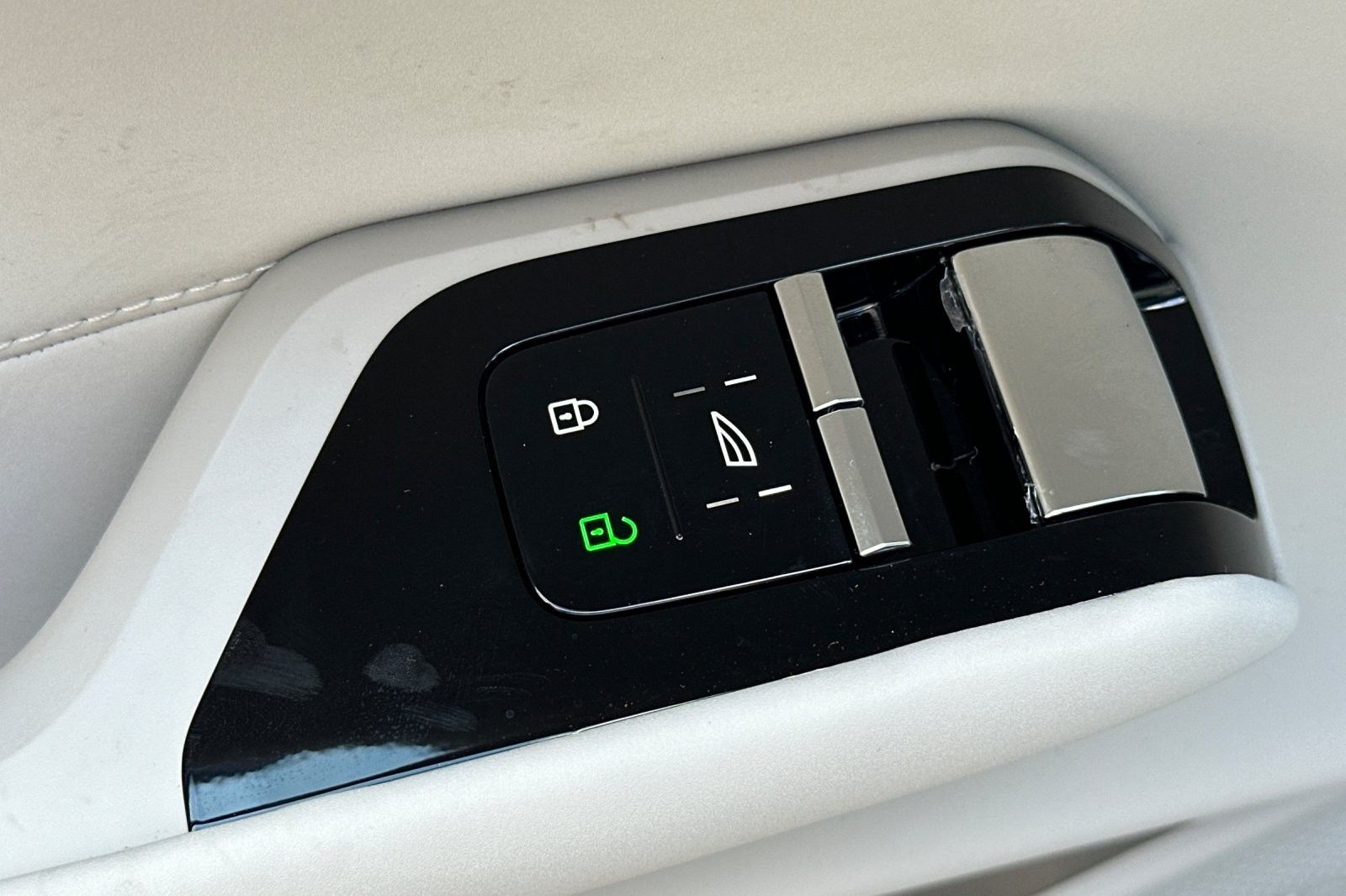 2025 Volvo EX90 Plus - Photo 15