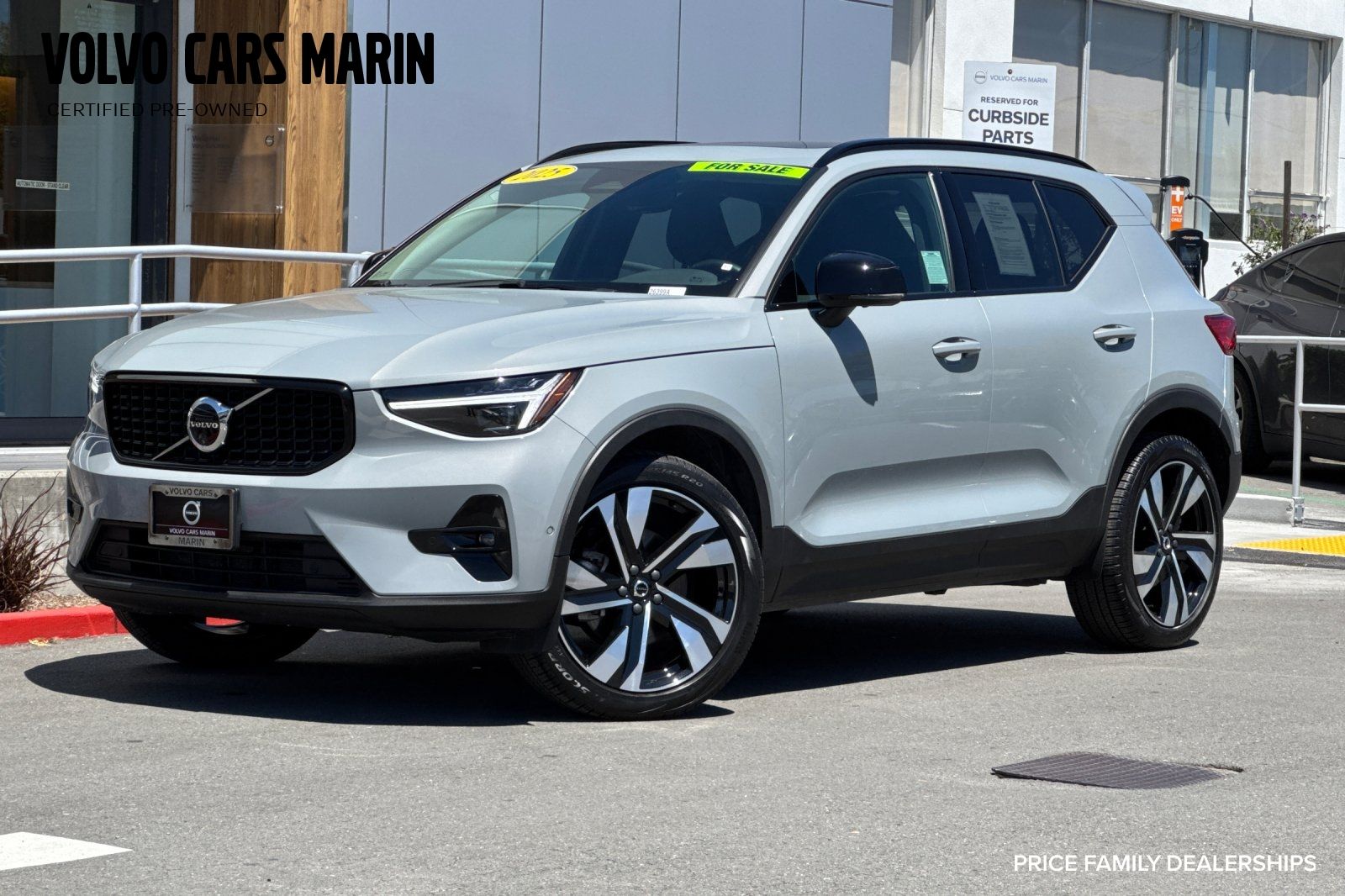 2025 Volvo XC40 B5 Ultra Dark AWD's photo