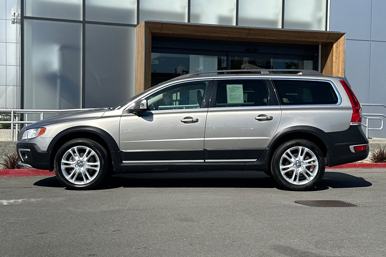 2016 Volvo XC70 T5 Drive-E Platinum photo 4