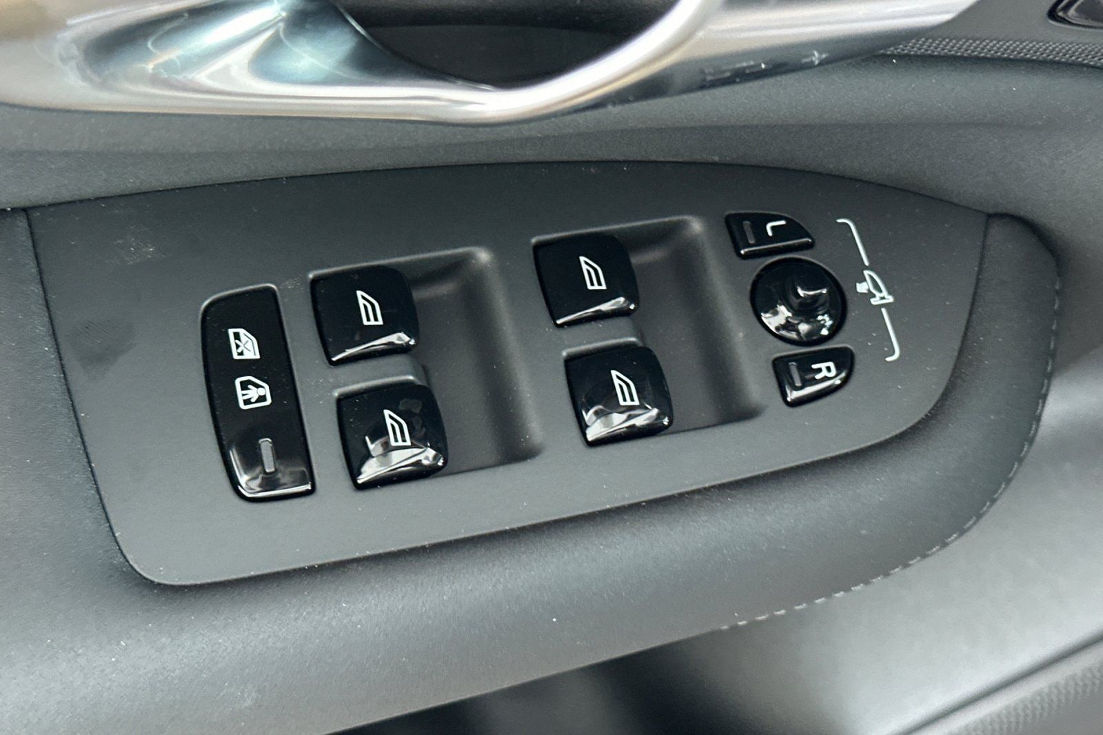 2026 Volvo XC90 Plus - Photo 15