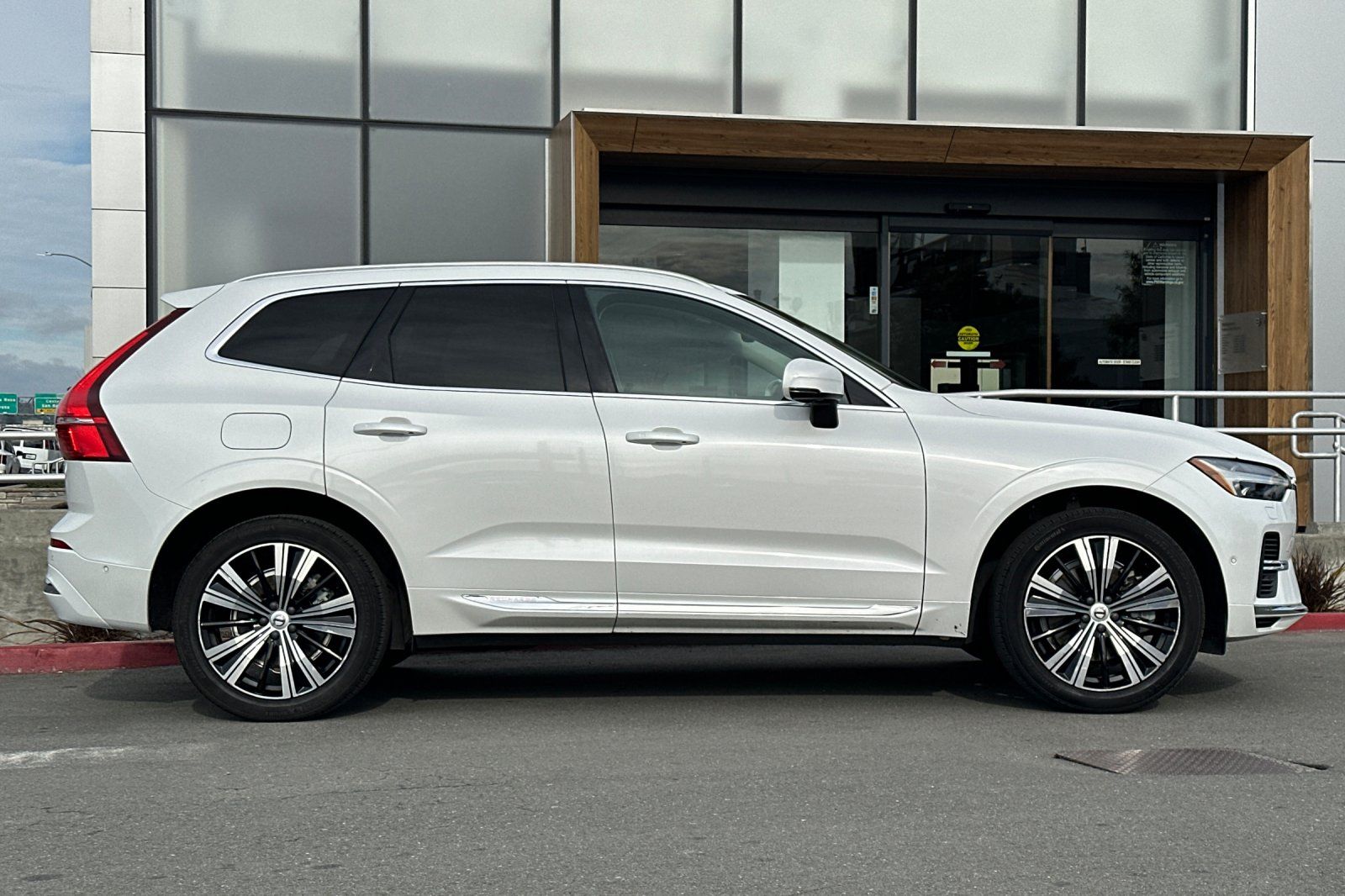2023 Volvo XC60 Recharge Plug-In Hybrid Plus Bright photo 3