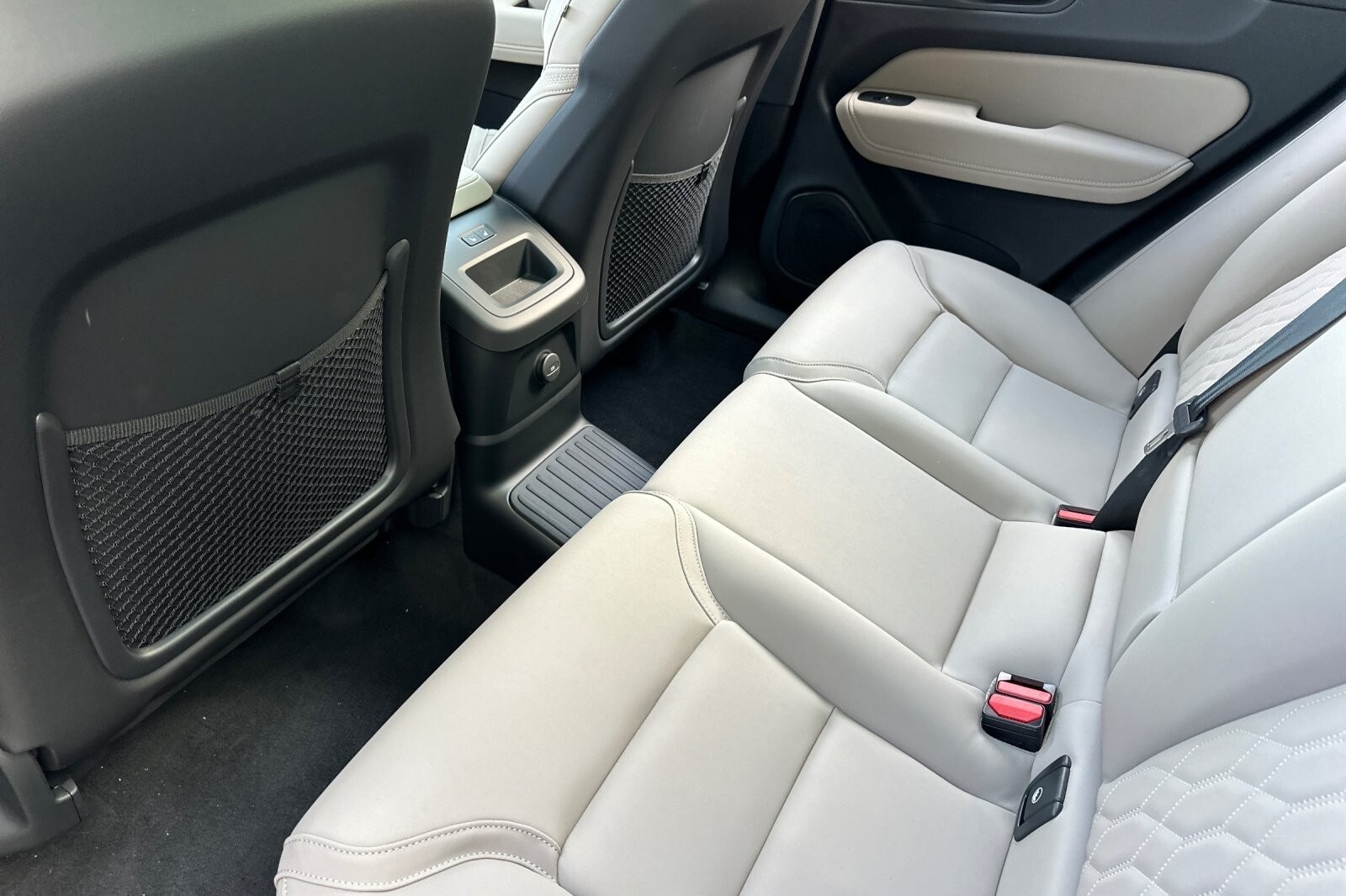 2026 Volvo XC60 Hybrid T8 Plus eAWD photo 4