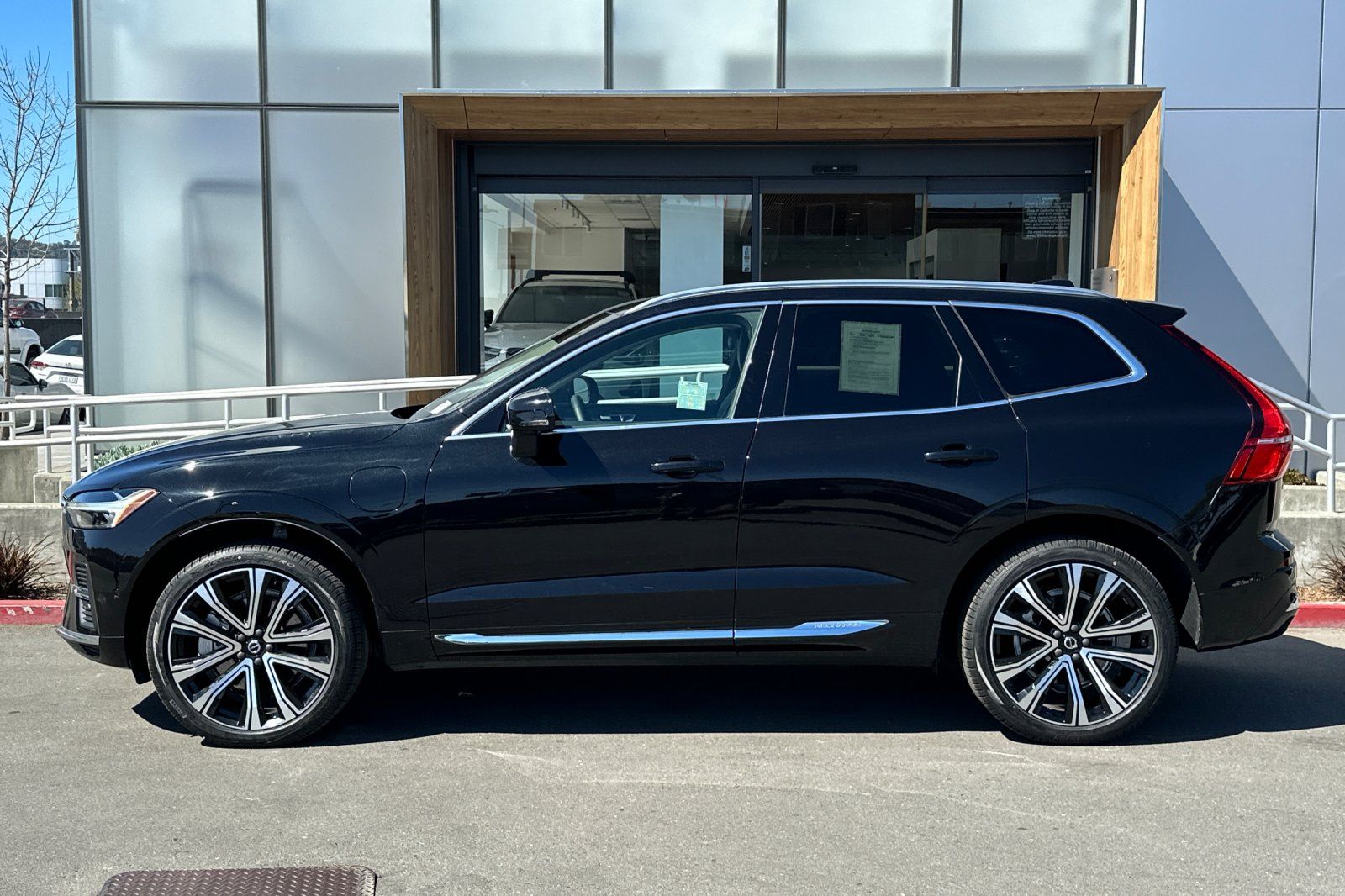 2023 Volvo XC60 Recharge Plug-In Hybrid Ultimate Bright photo 5
