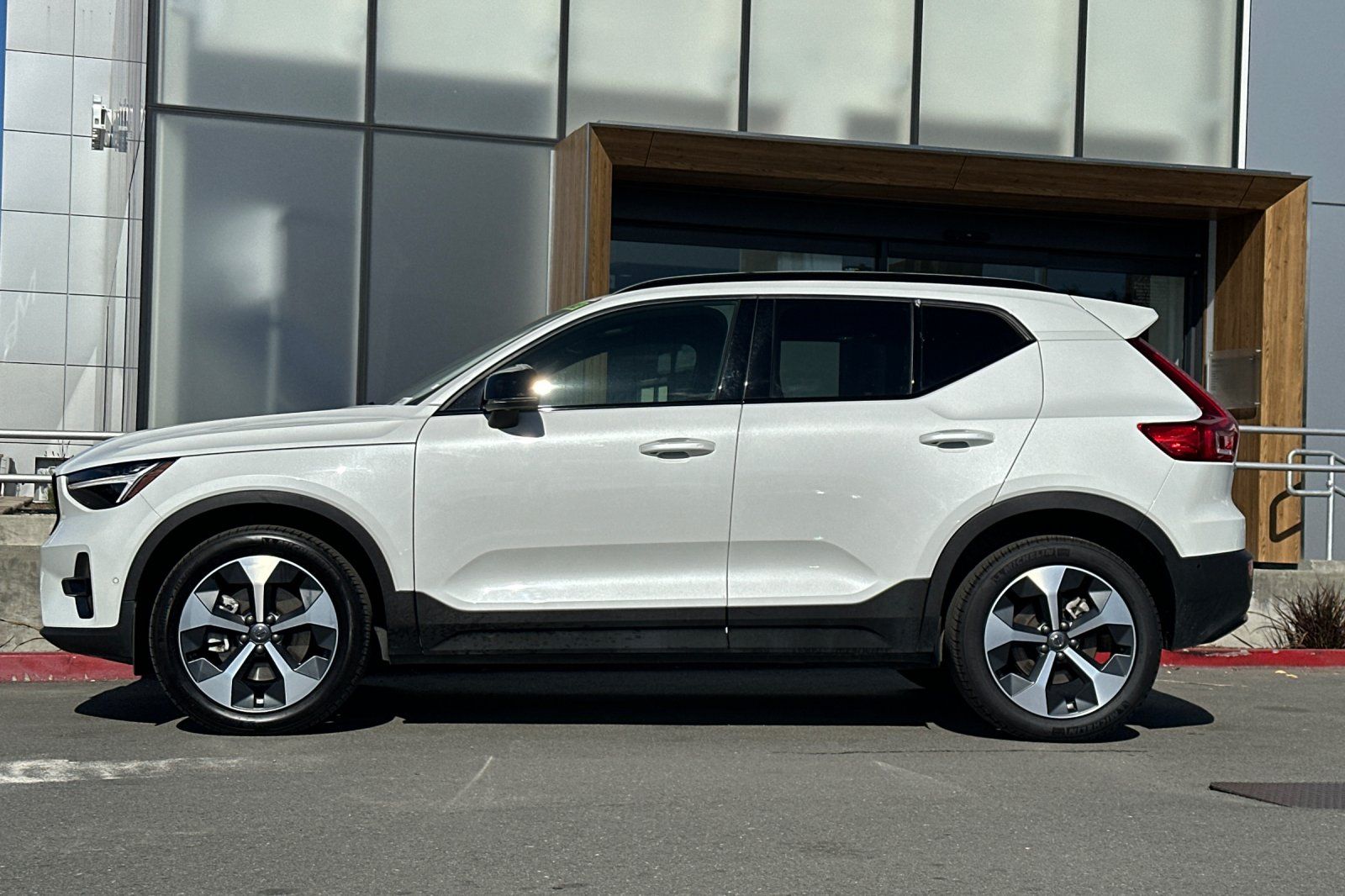 2025 Volvo XC40 B5 Plus Dark Theme photo 5