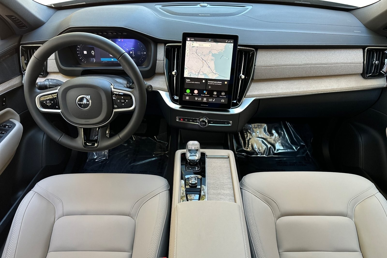 2026 Volvo XC90 T8 Plus photo 3