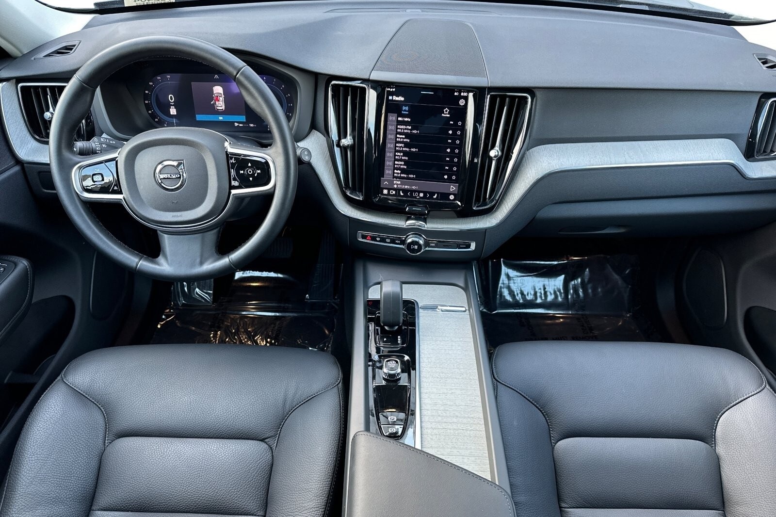 2025 Volvo XC60 B5 Plus photo 3