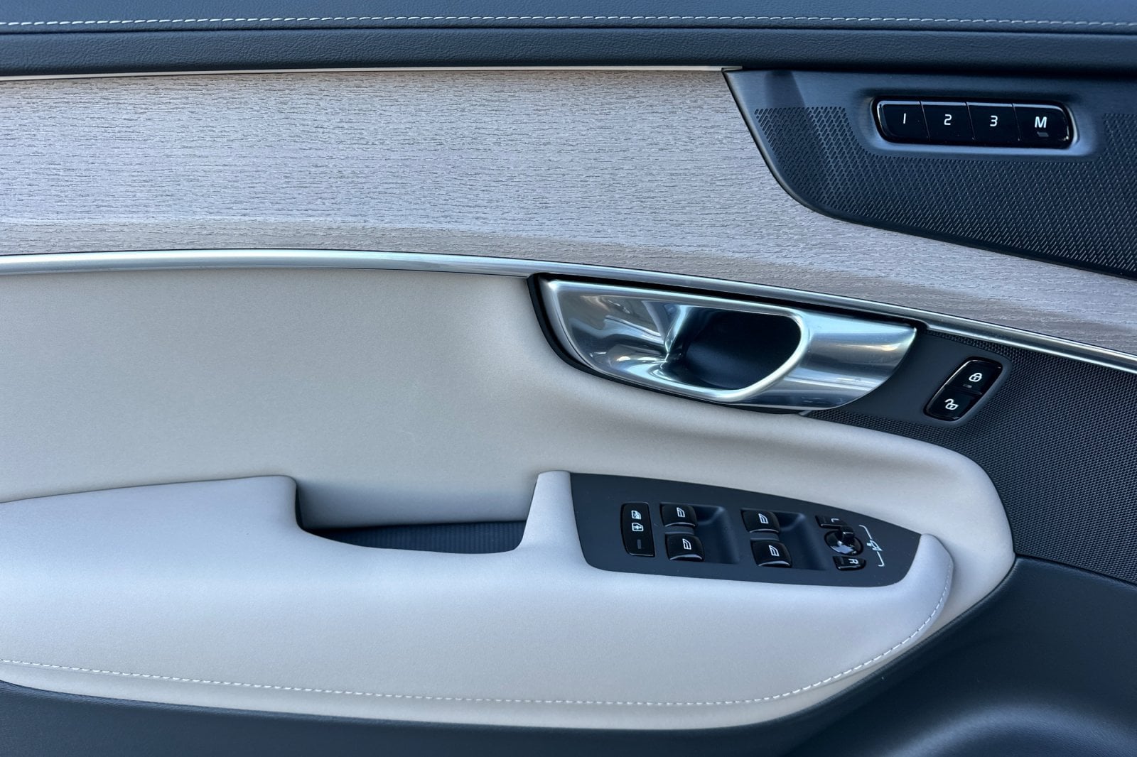 2026 Volvo XC90 Plus - Photo 14