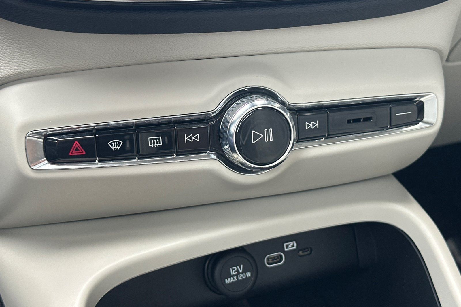2026 Volvo XC40 Plus - Photo 24