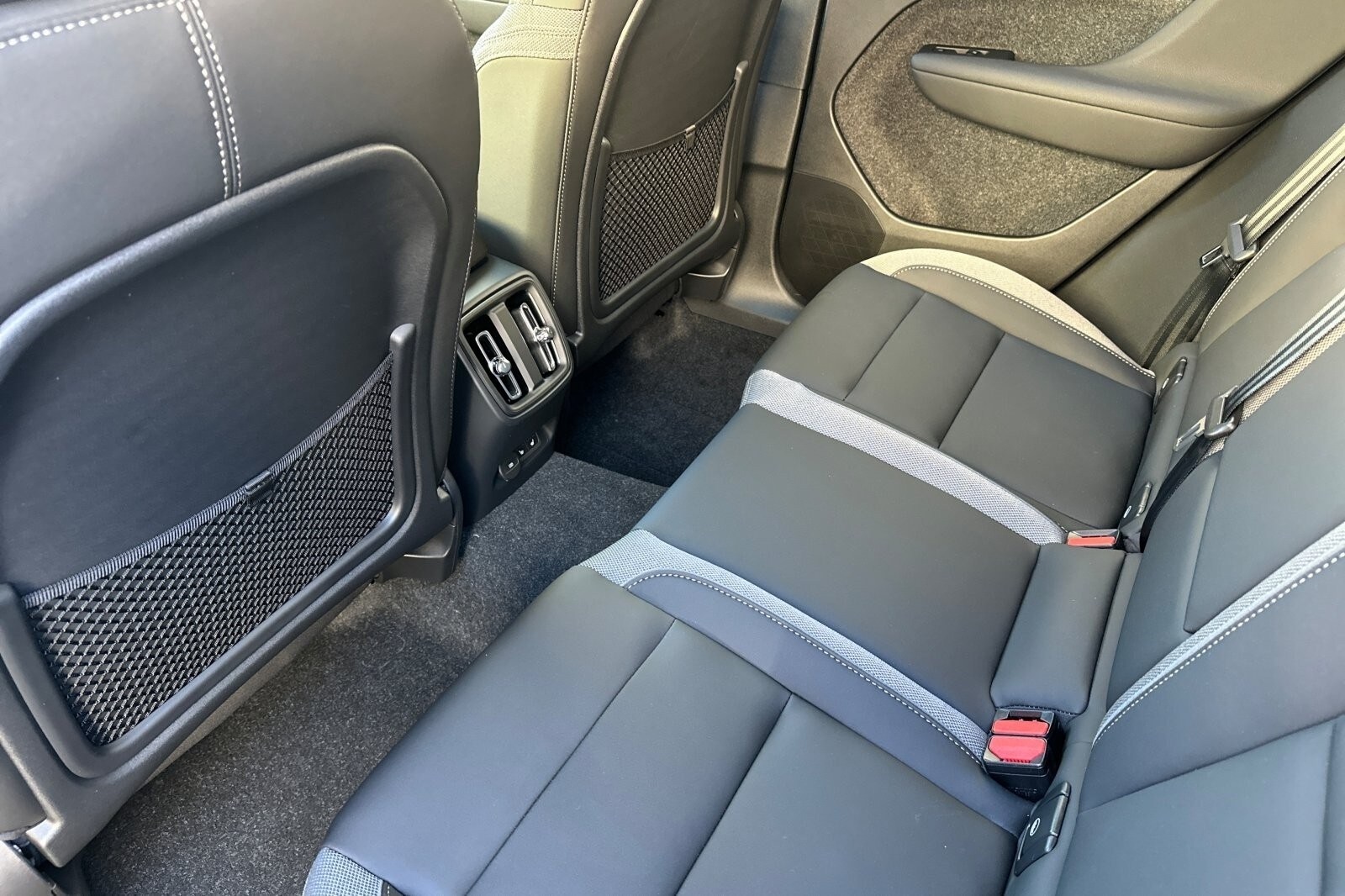 2025 Volvo EX40 Twin Motor Core photo 4