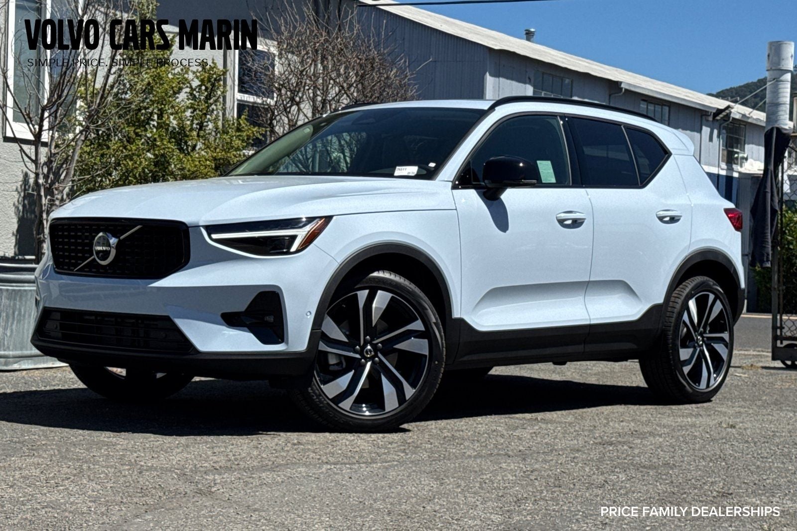 2026 Volvo XC40 B5 Plus Dark AWD's photo