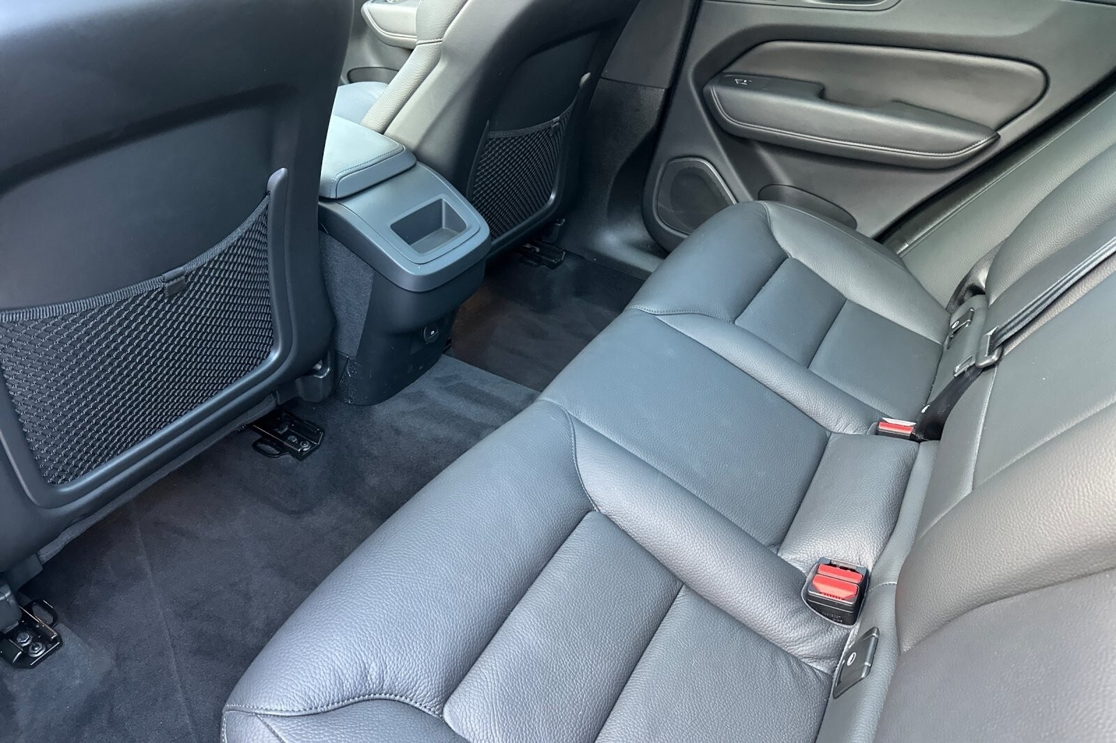 2025 Volvo XC60 B5 Plus photo 4