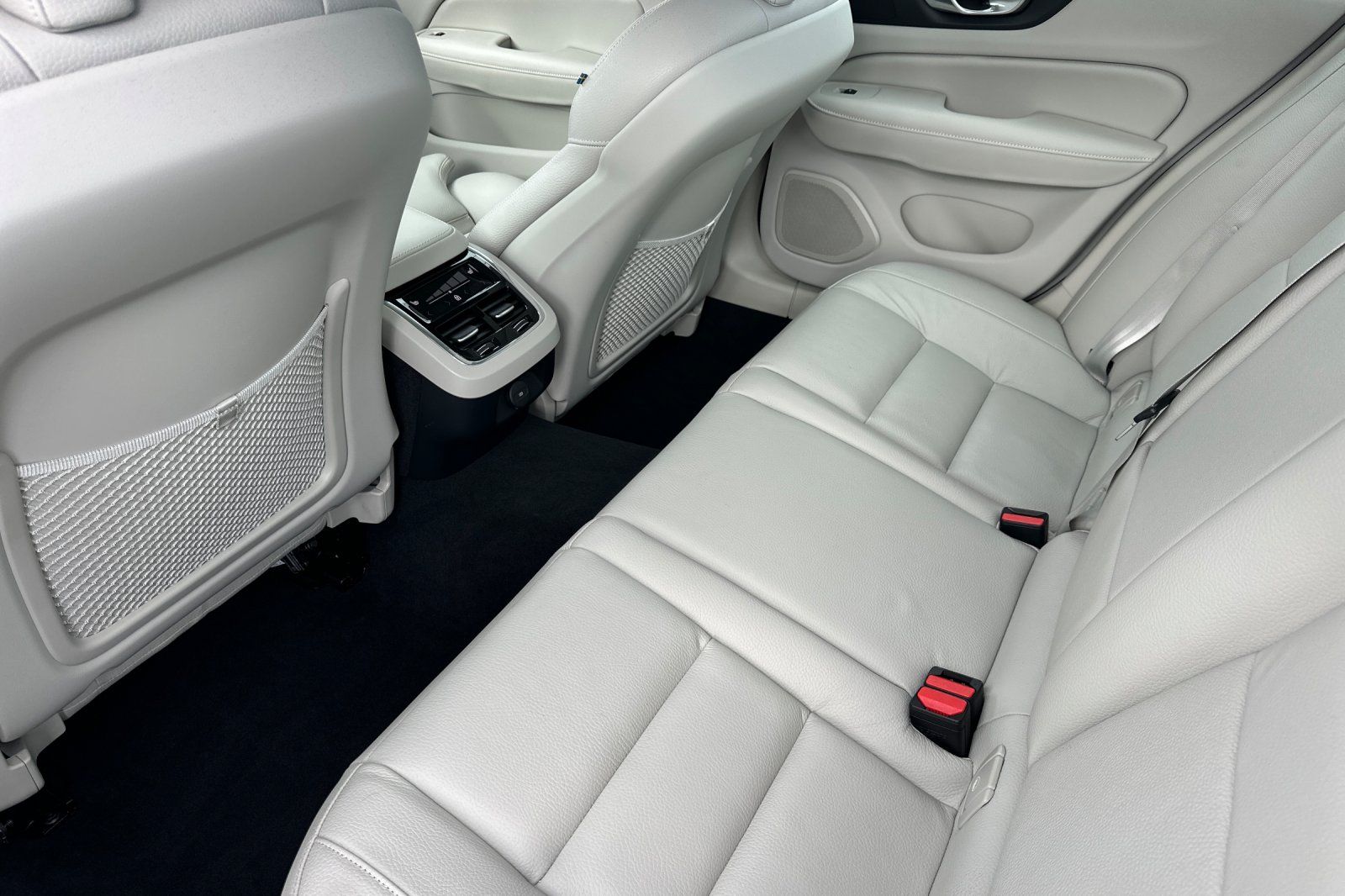 2024 Volvo S60 B5 Ultimate Dark photo 4