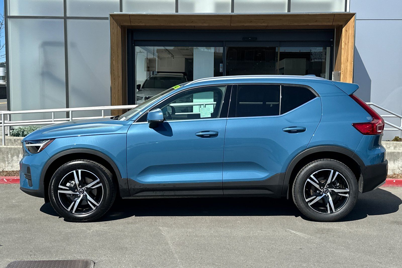 2025 Volvo XC40 B5 Core Bright Theme photo 5