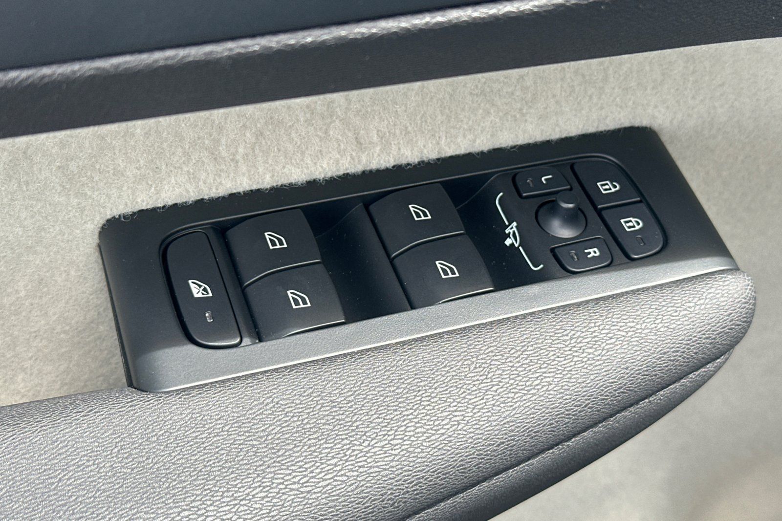 2026 Volvo XC40 Plus - Photo 16