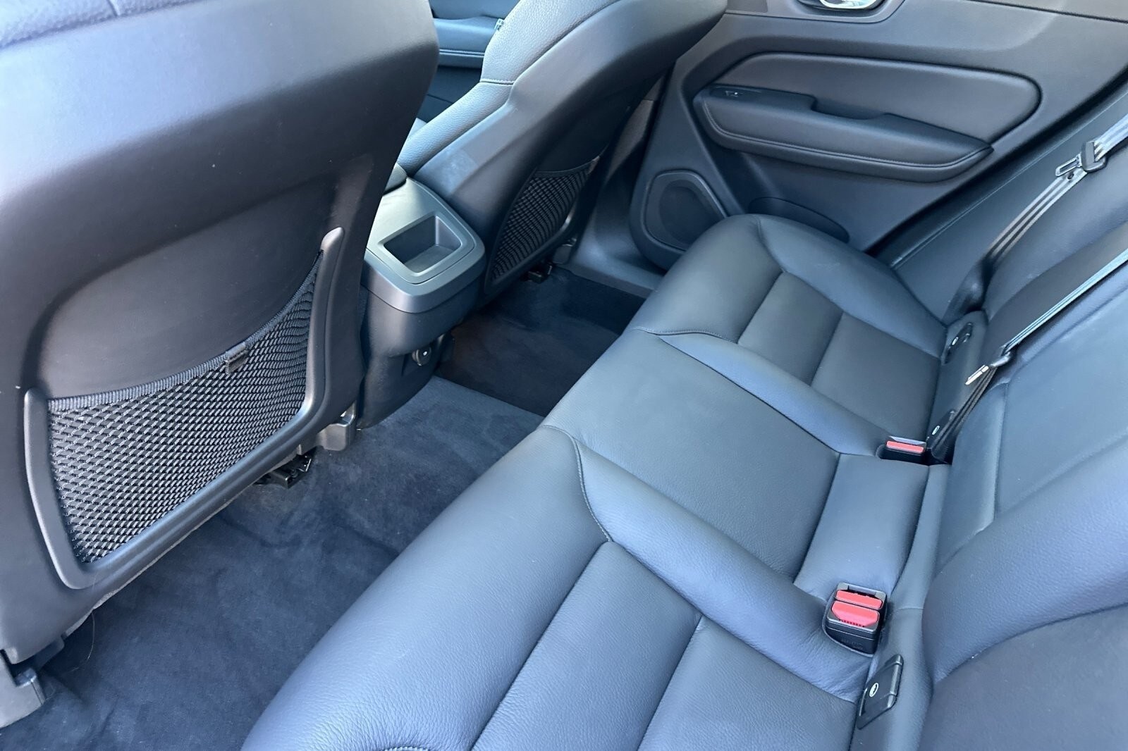 2025 Volvo XC60 B5 Plus photo 4