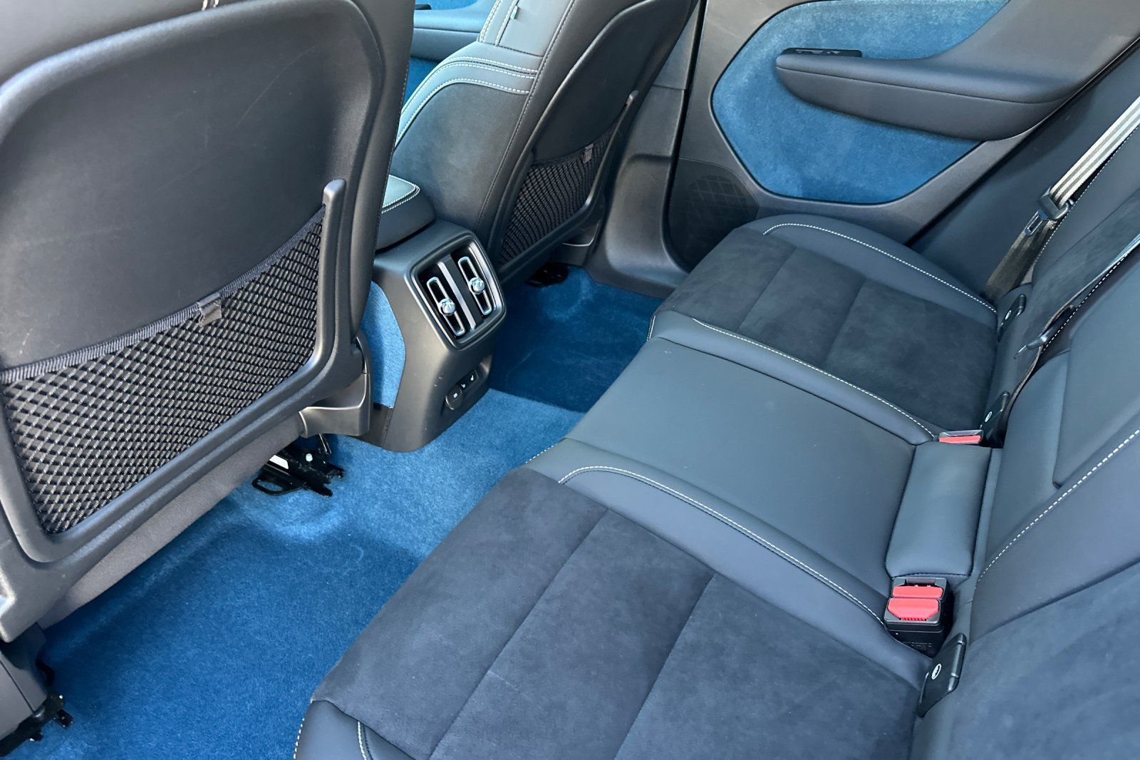 2023 Volvo XC40 Recharge Pure Electric Ultimate photo 4