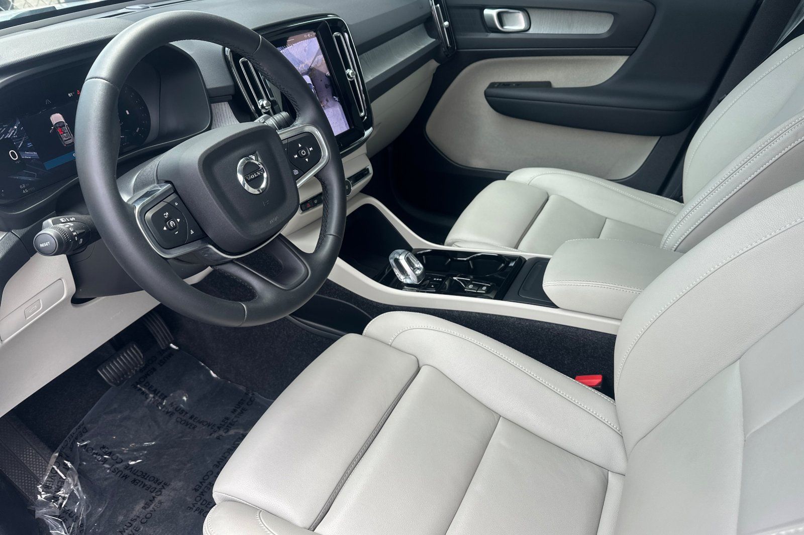 2026 Volvo XC40 Plus - Photo 14