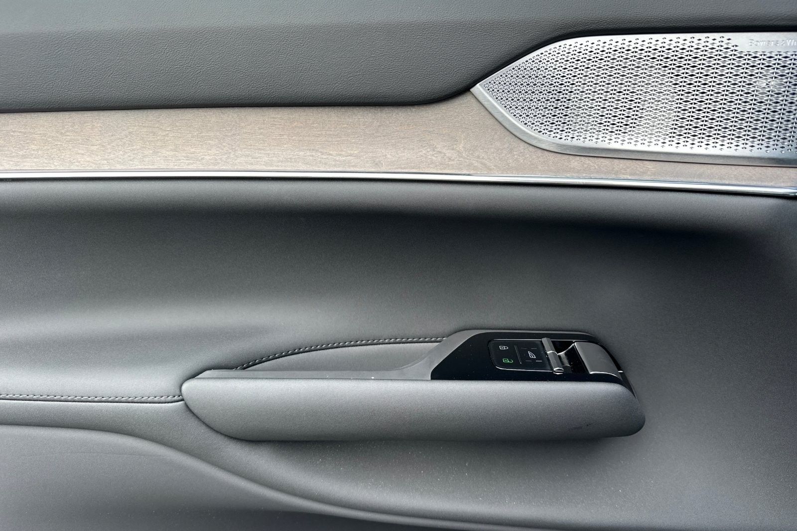 2025 Volvo EX90 Ultra - Photo 14