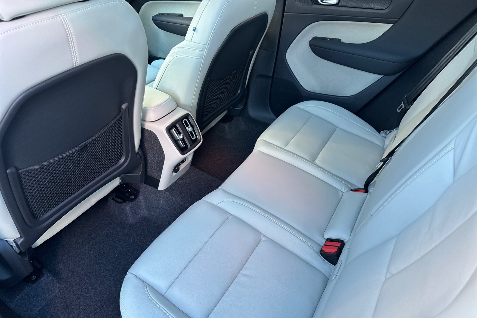 2026 Volvo XC40 Plus AWD photo 4