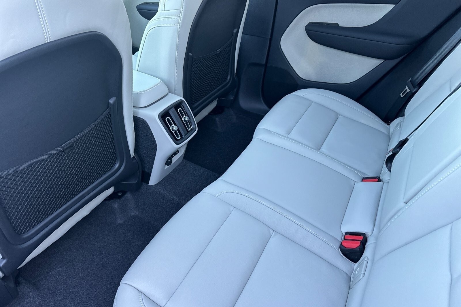 2026 Volvo XC40 AWD photo 4
