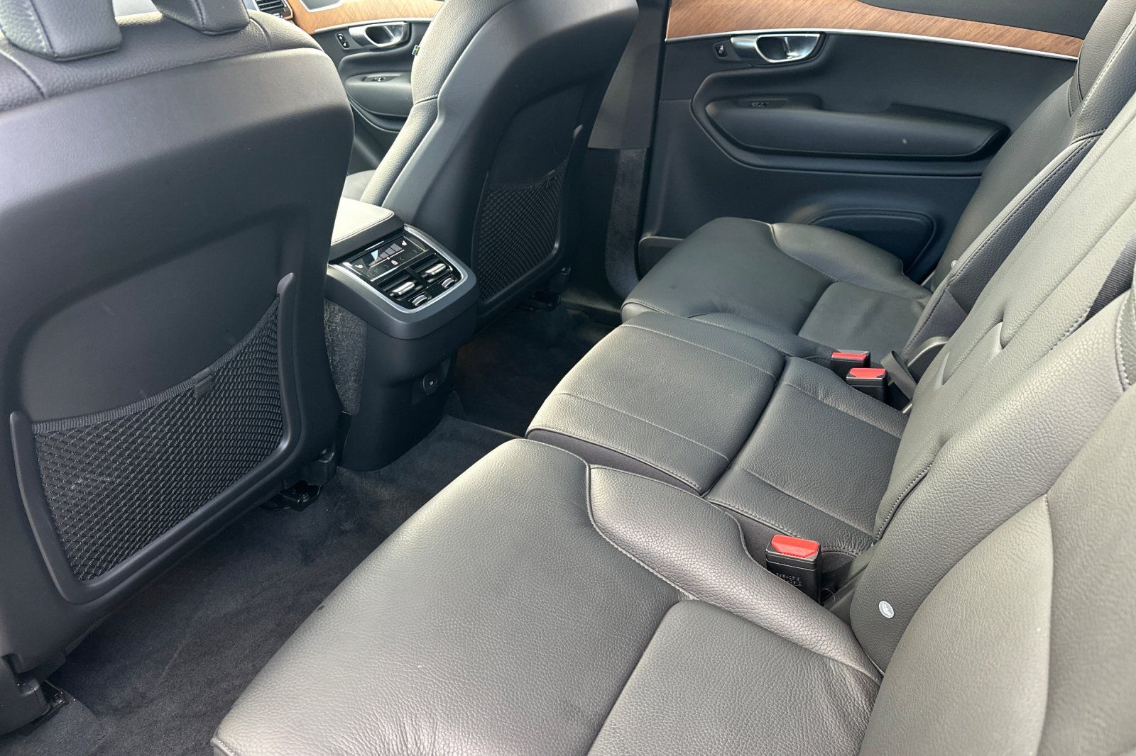 2025 Volvo XC90 B6 Plus 7-Seater photo 4