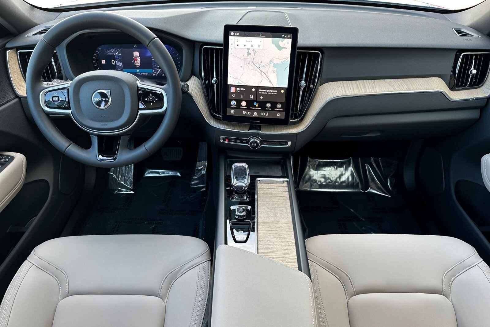 2026 Volvo XC60 B5 Plus photo 3