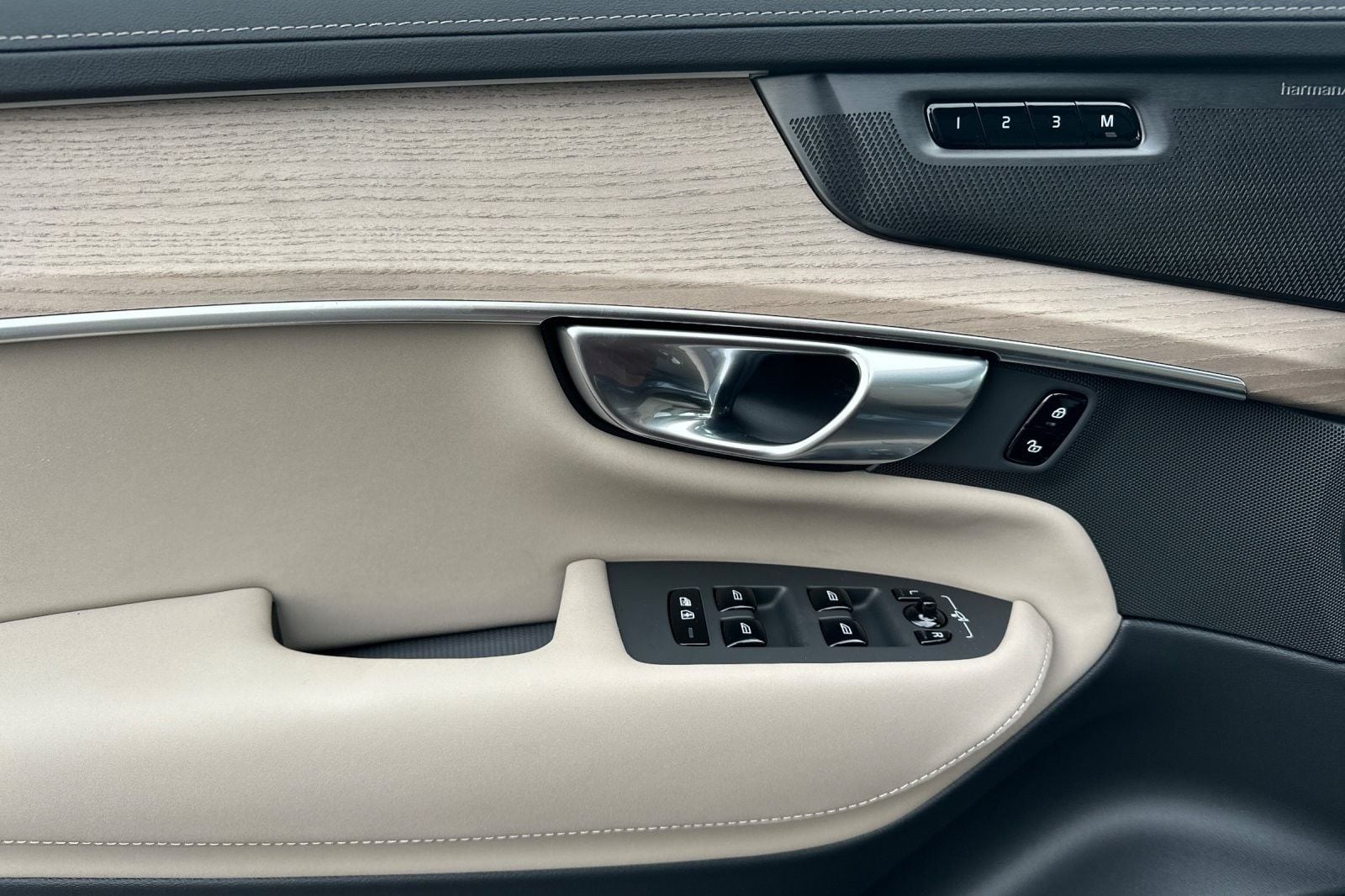 2026 Volvo XC90 Plus - Photo 14