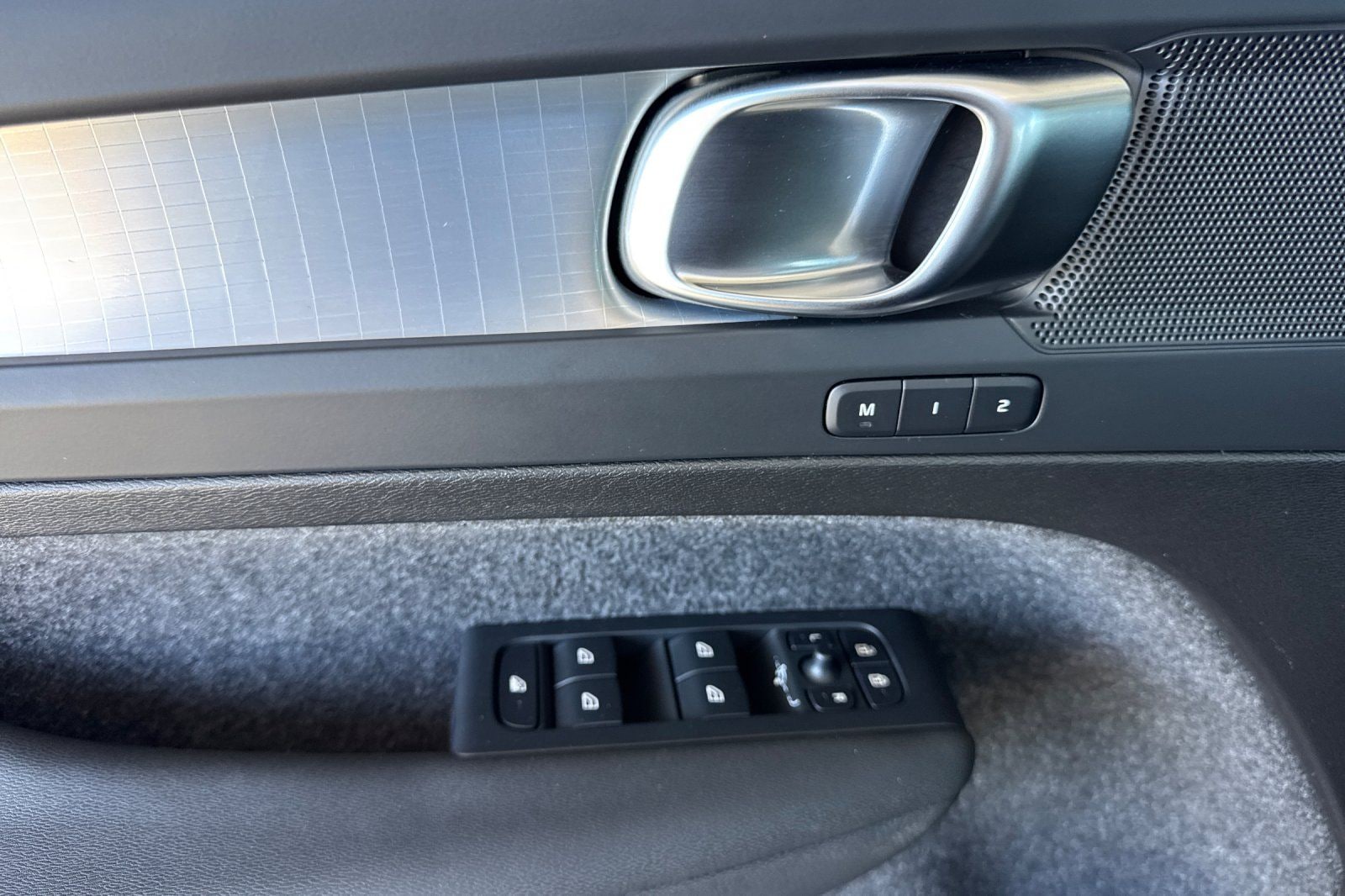 2025 Volvo XC40 Core - Photo 15