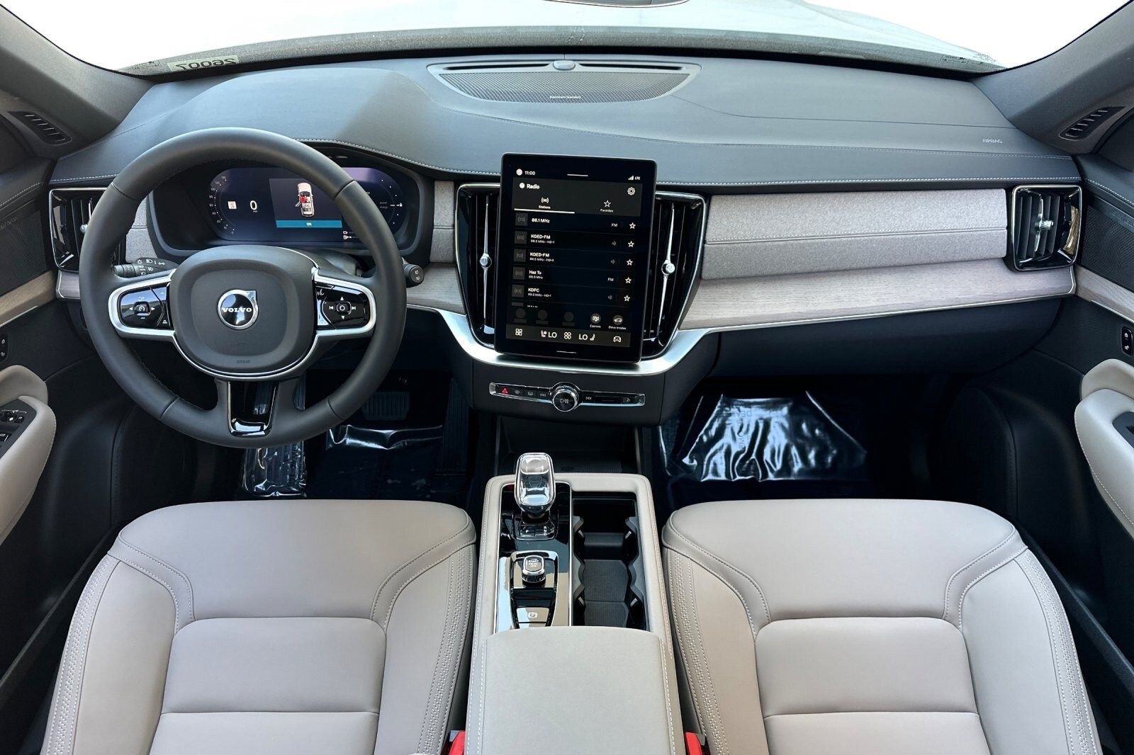 2026 Volvo XC90 T8 Plus photo 3