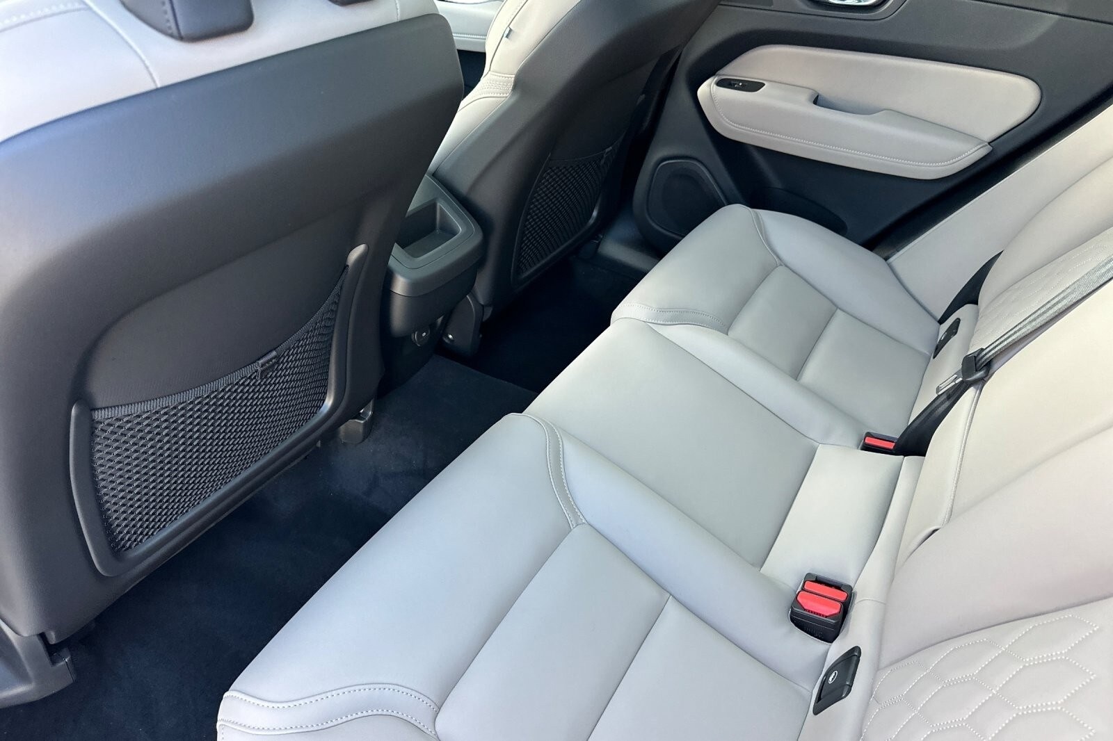 2026 Volvo XC60 B5 Plus photo 4