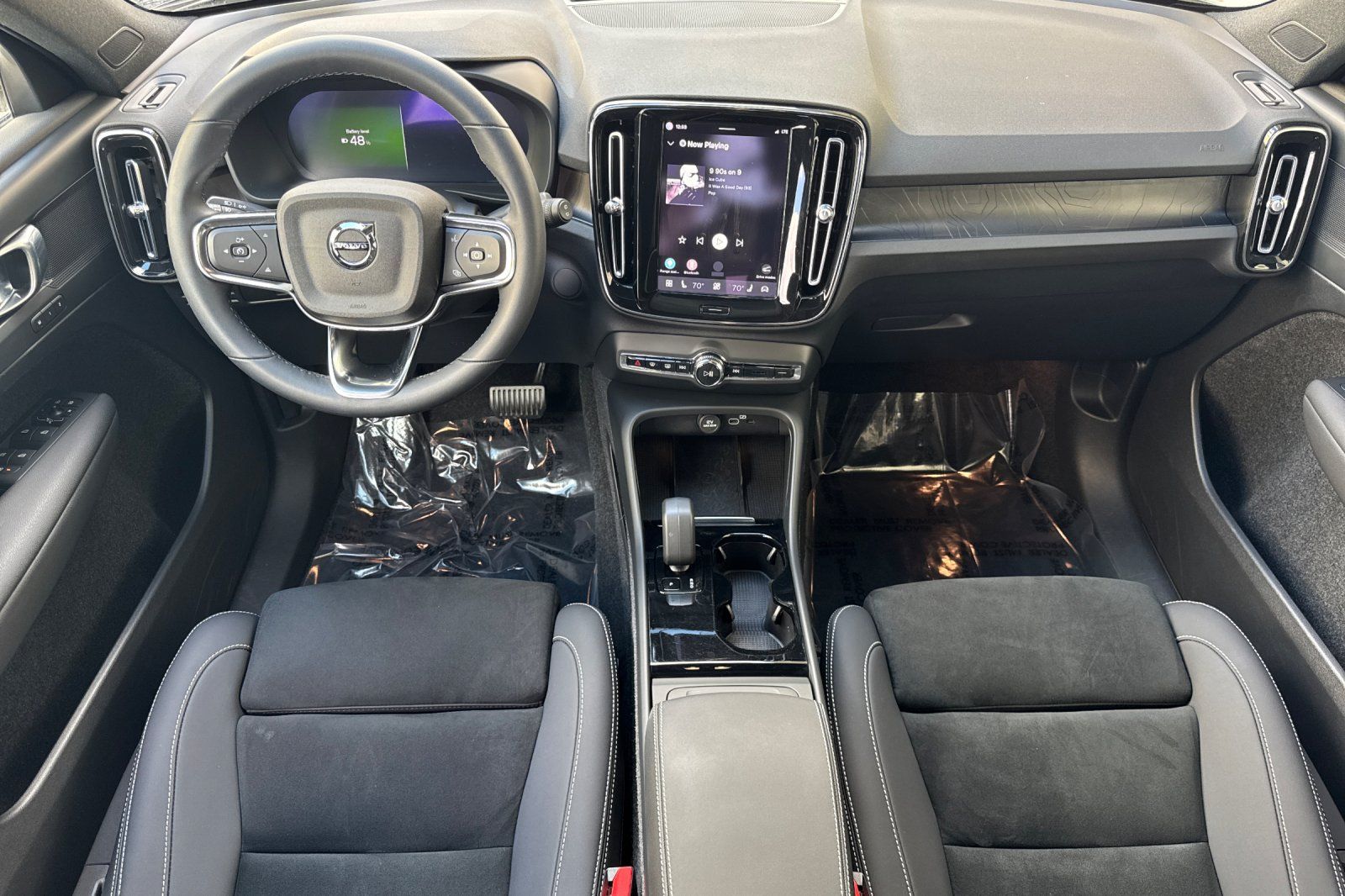 2023 Volvo XC40 Recharge Pure Electric Plus photo 2