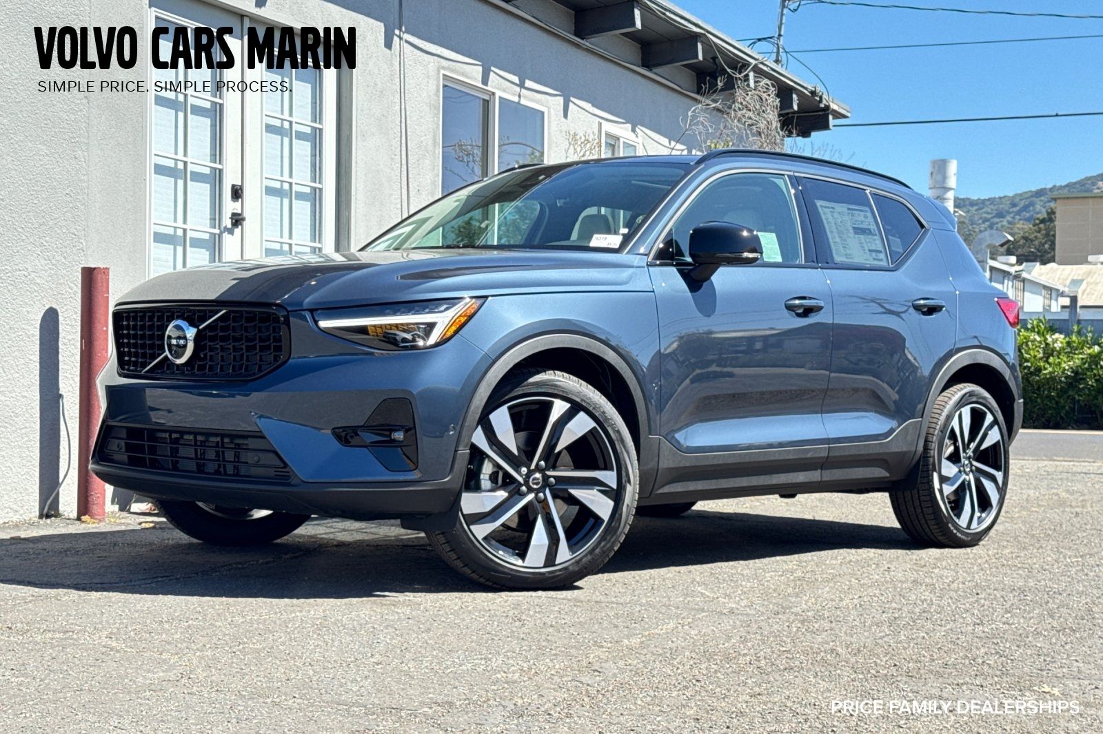 2026 Volvo XC40 B5 Plus Dark AWD's photo