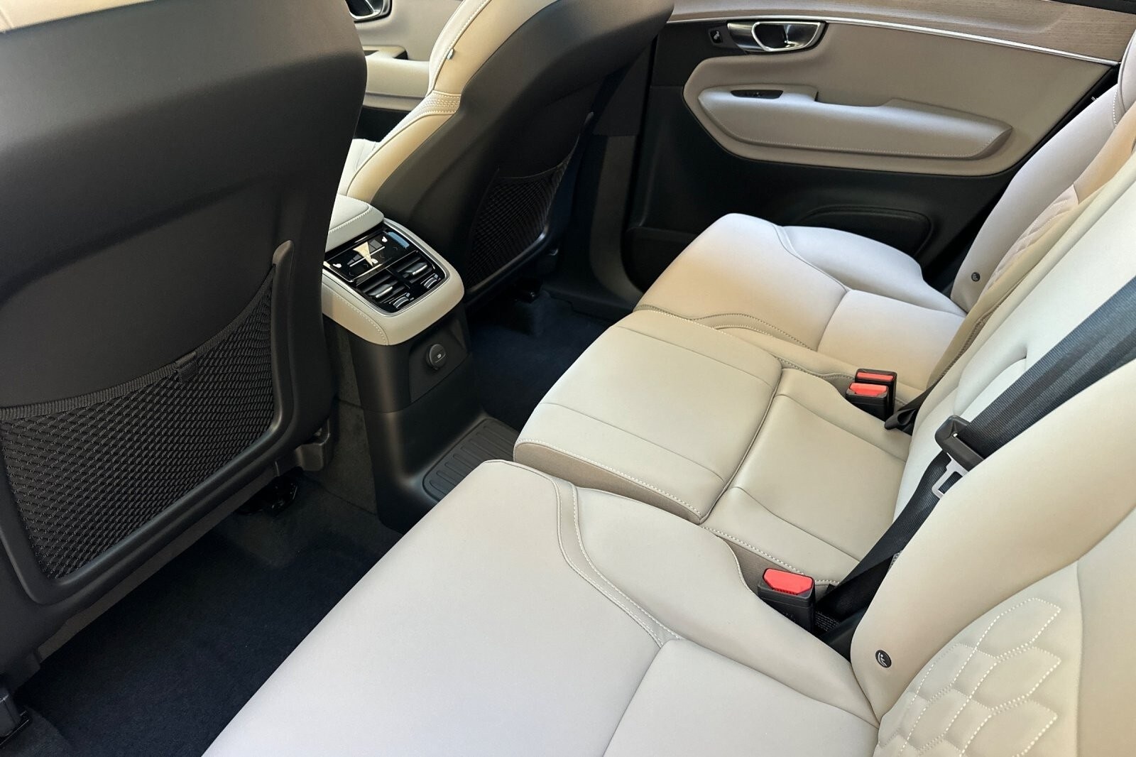 2026 Volvo XC90 T8 Plus photo 4