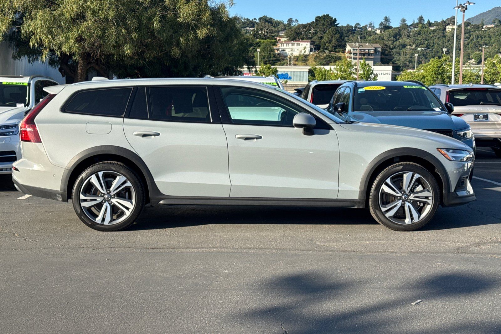 2025 Volvo V60 Cross Country B5 Plus photo 3