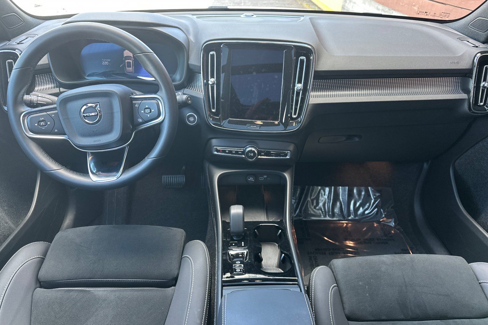 2025 Volvo XC40 B5 Plus Dark Theme photo 2