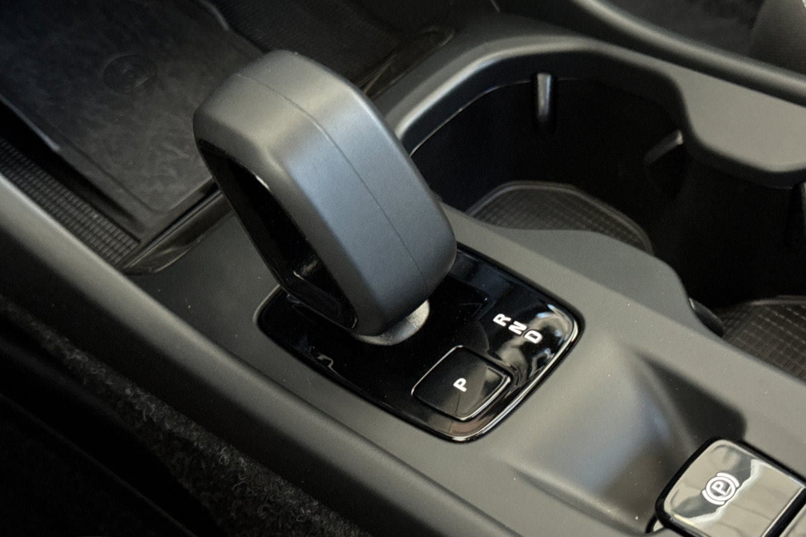 2025 Volvo XC40 Core - Photo 25
