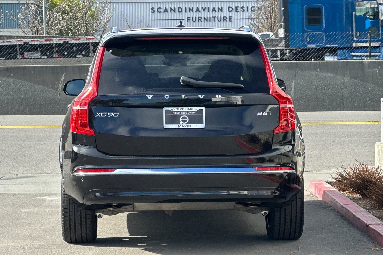 2025 Volvo XC90 B6 Plus 7-Seater photo 3