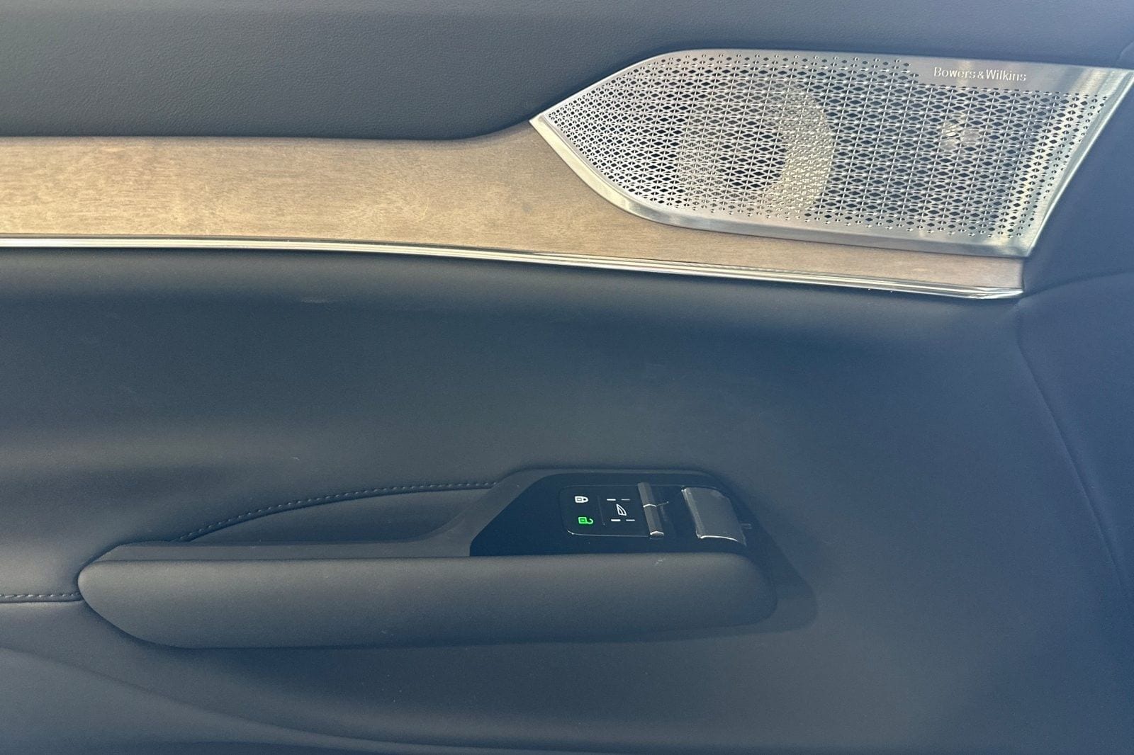 2025 Volvo EX90 Ultra - Photo 14