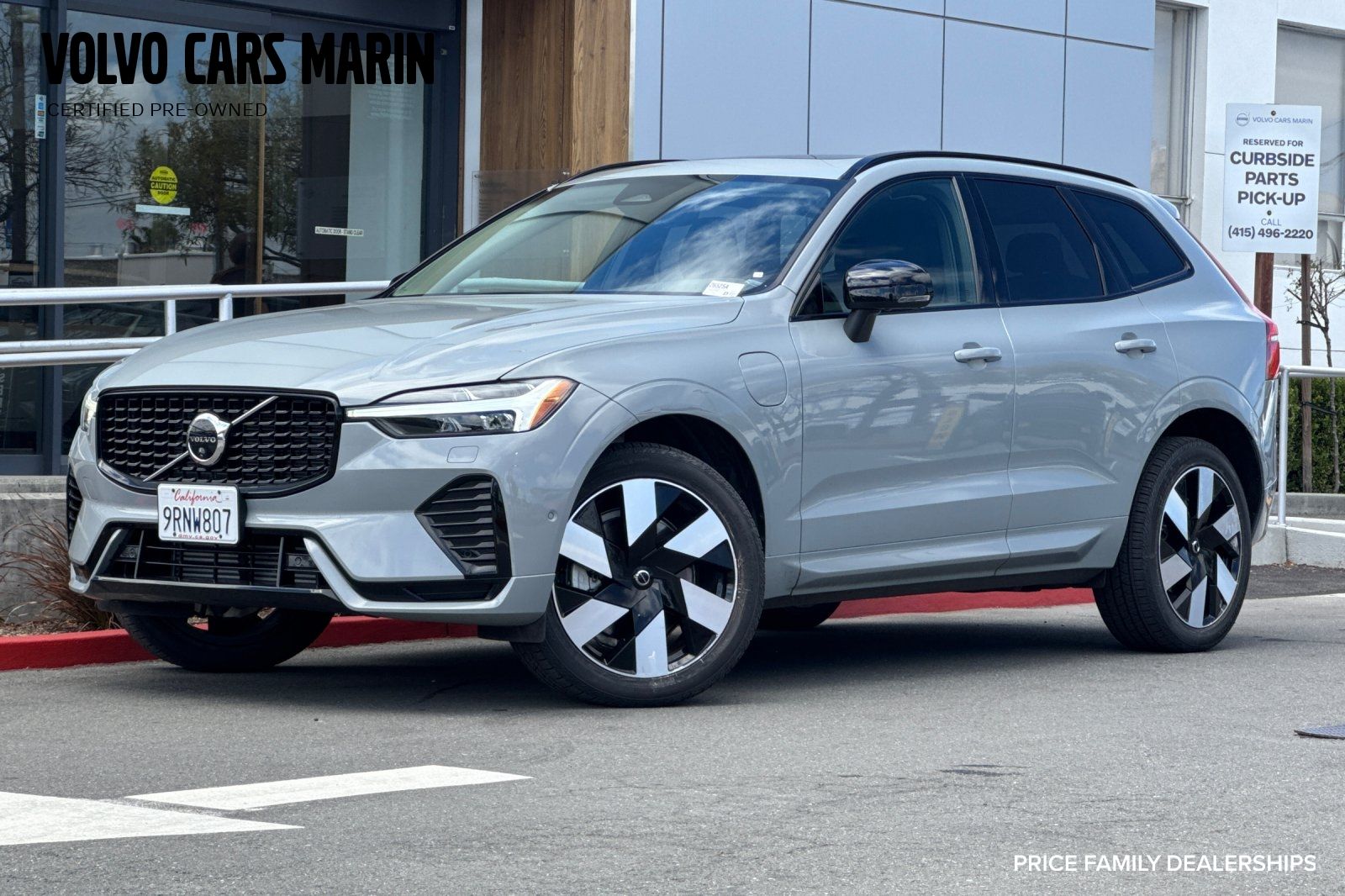 2025 Volvo XC60 T8 Plus Dark AWD's photo
