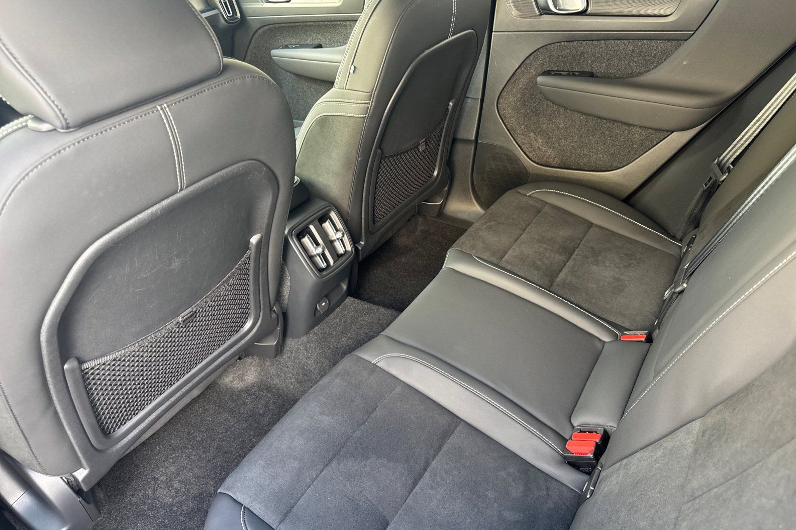 2023 Volvo XC40 Recharge Pure Electric Plus photo 4