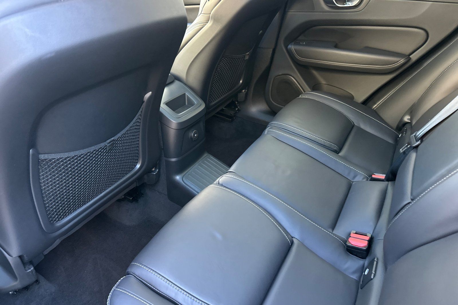 2023 Volvo XC60 Recharge Plug-In Hybrid Ultimate Bright photo 4