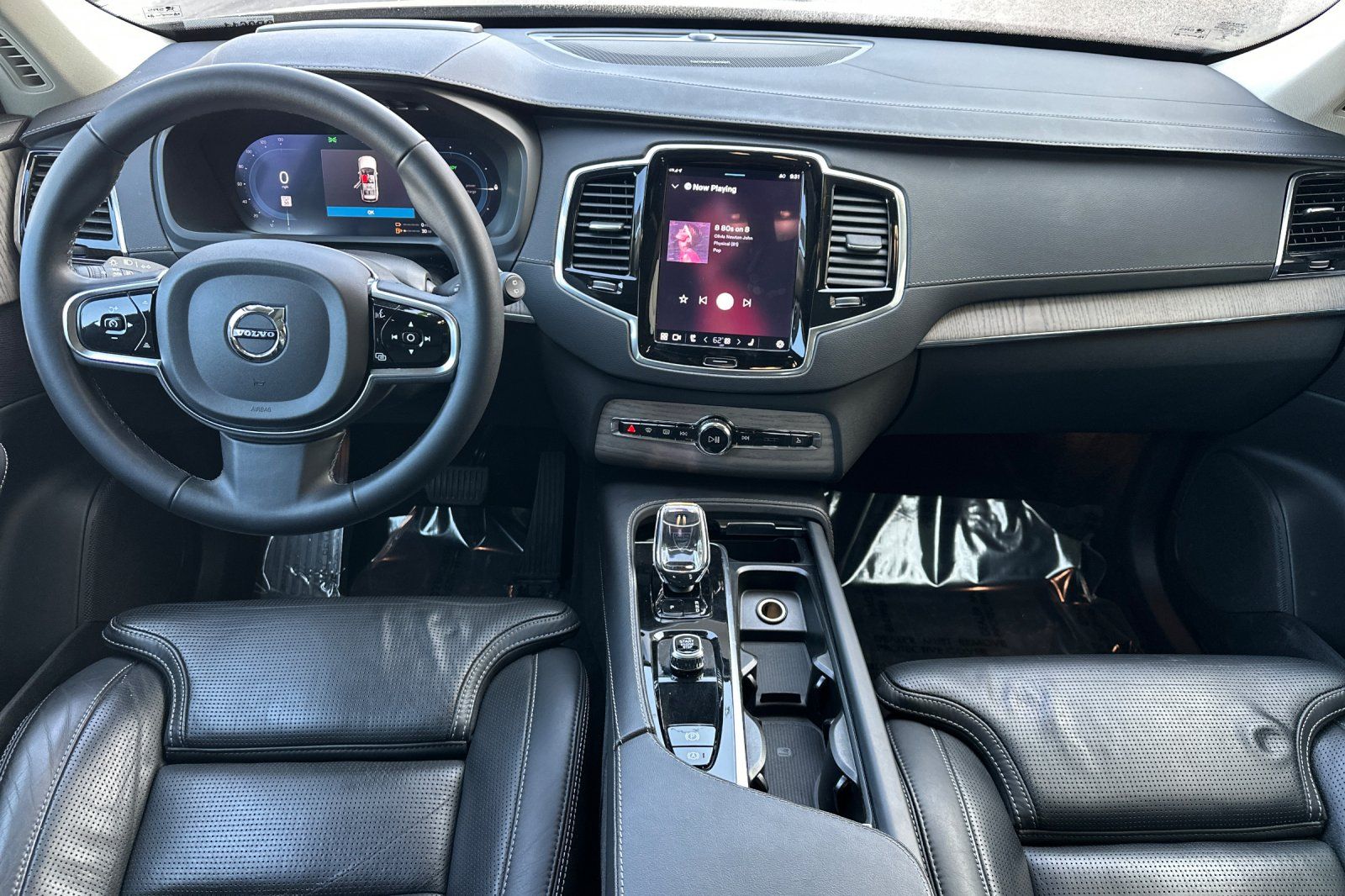 2023 Volvo XC90 Recharge Plug-In Hybrid Ultimate 6-Seater photo 2