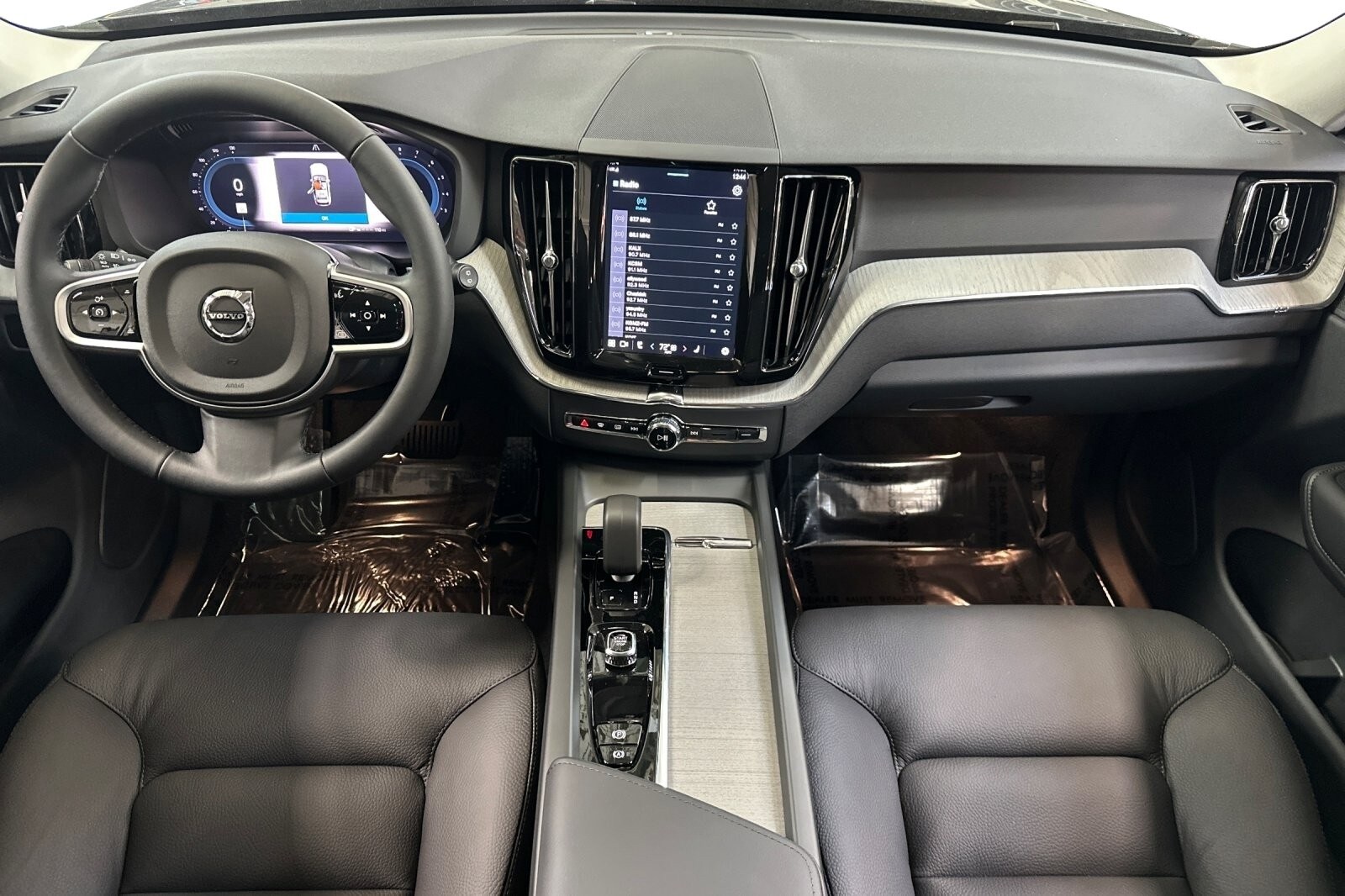 2025 Volvo XC60 B5 Plus photo 3