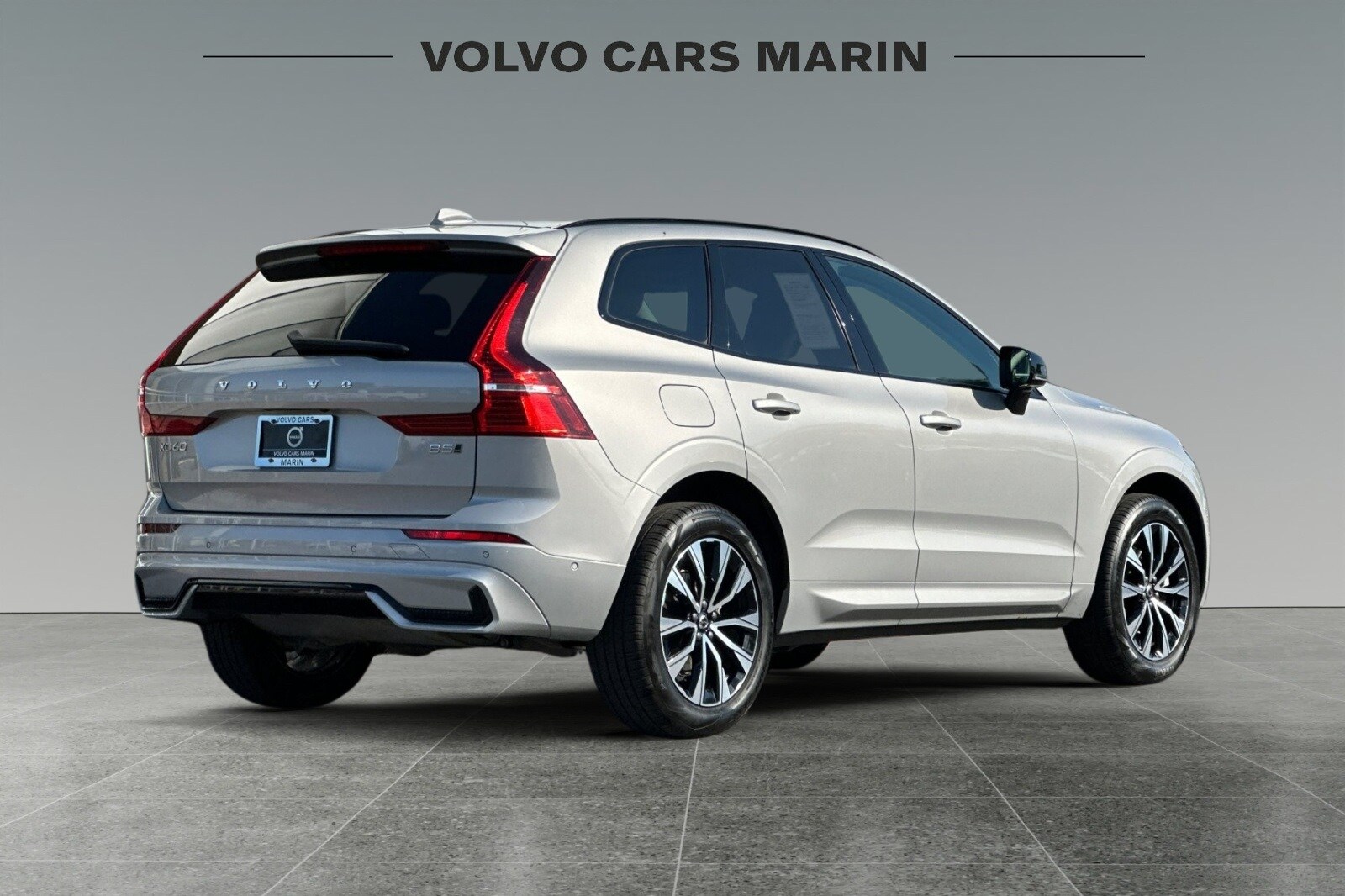 2025 Volvo XC60 B5 Plus photo 2
