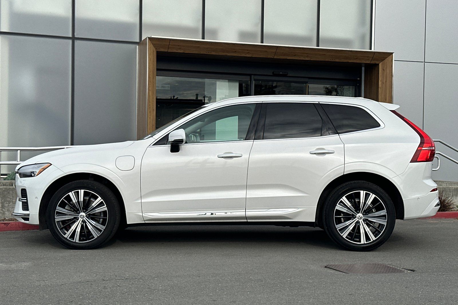 2023 Volvo XC60 Recharge Plug-In Hybrid Plus Bright photo 4