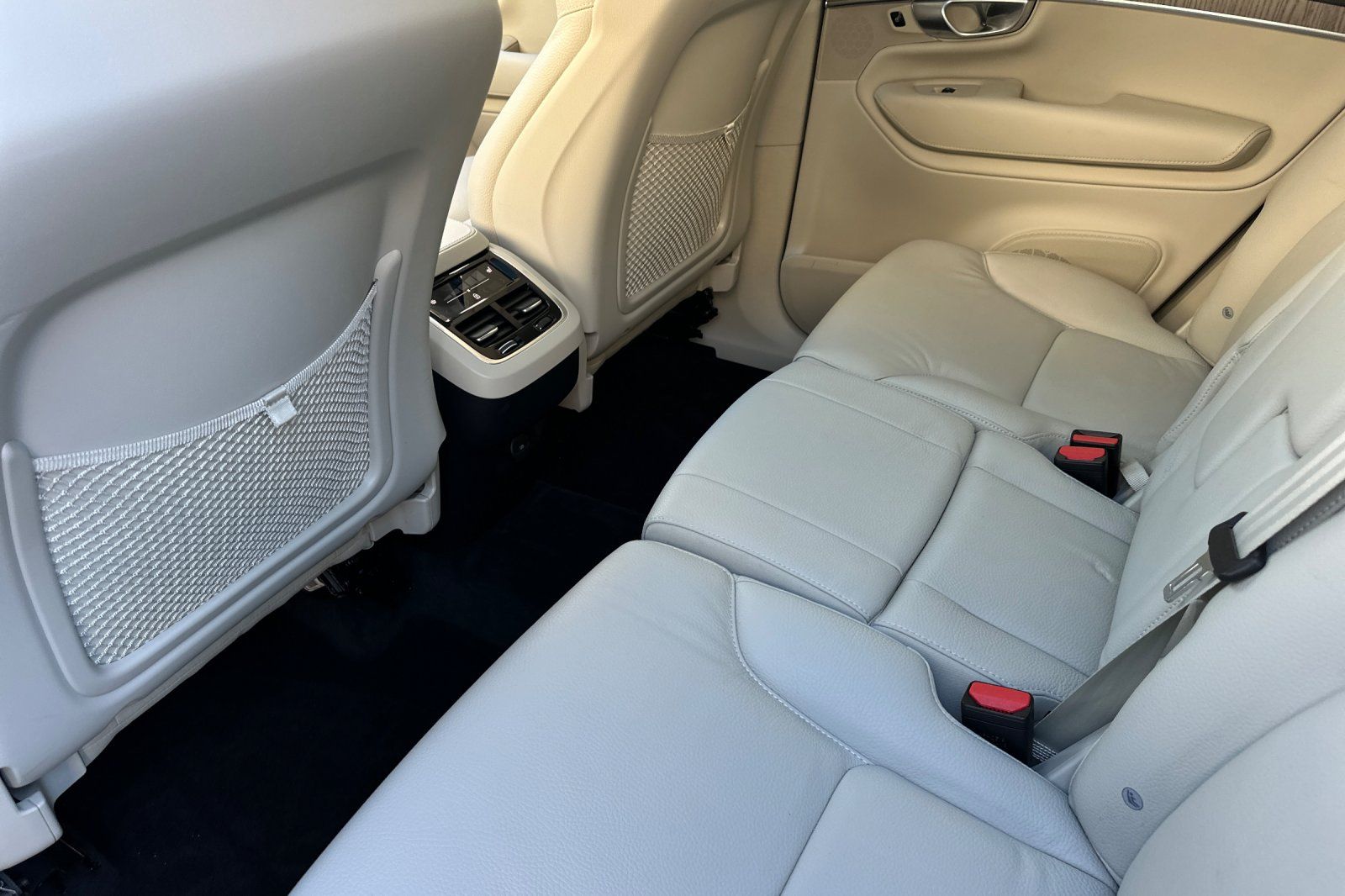 2024 Volvo XC90 B6 Plus Bright 7-Seater photo 4