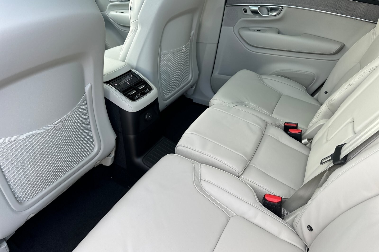 2026 Volvo XC90 T8 photo 4