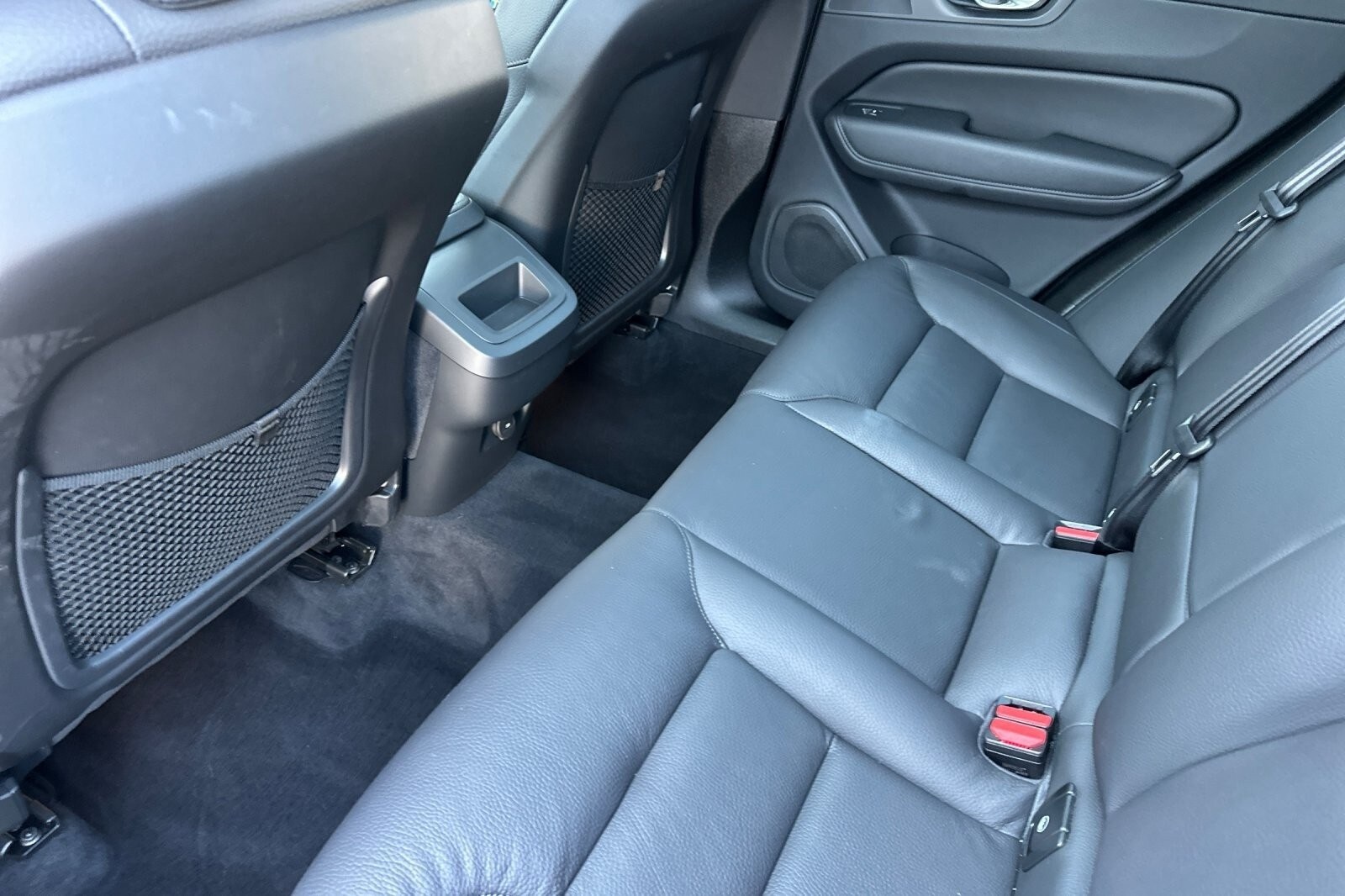 2025 Volvo XC60 B5 Plus photo 4