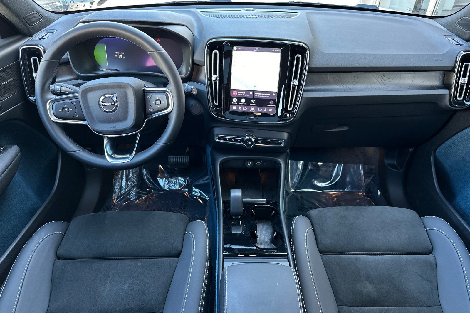 2023 Volvo XC40 Recharge Pure Electric Ultimate photo 2