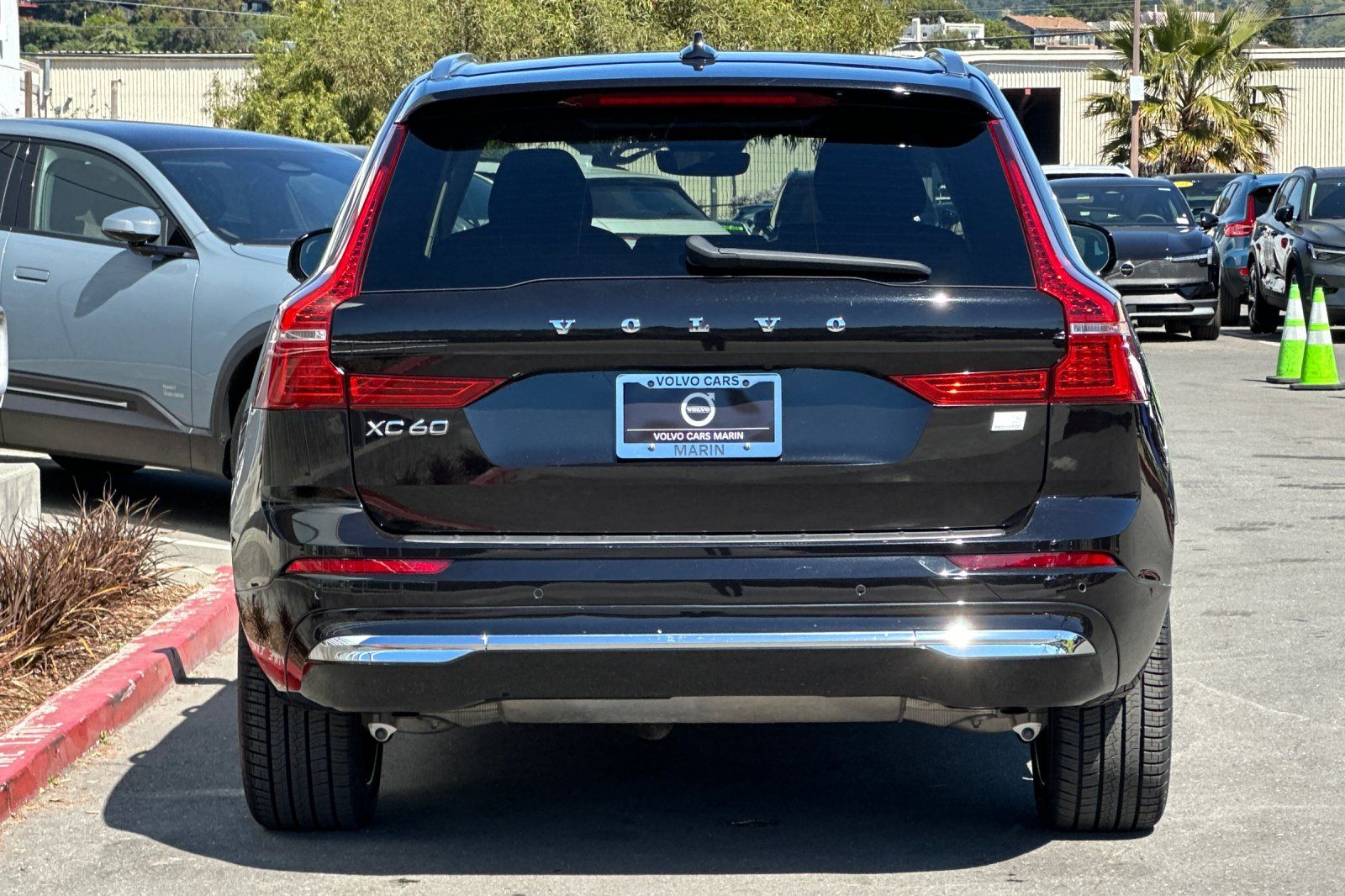 2023 Volvo XC60 Recharge Plug-In Hybrid Ultimate Bright photo 3